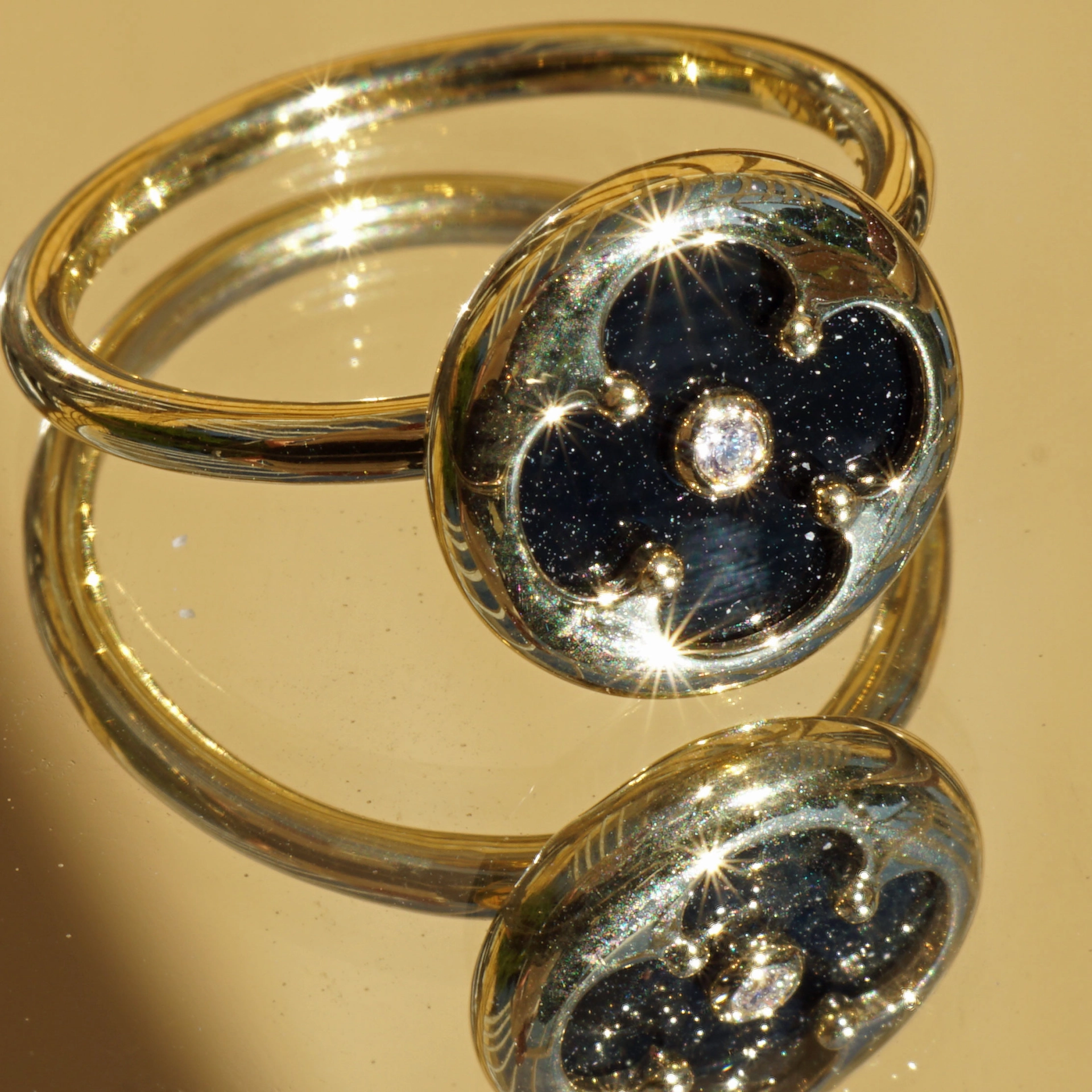 Kleeblatt Ring mit Onyx und Brillant 750er Gelbgold angefertigt in unserem Traditionsbetrieb