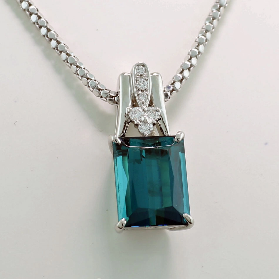 Blauer Turmalin Indigolith Anhänger mit Kette 900er-Platin 6.40 ct 0.12 ct