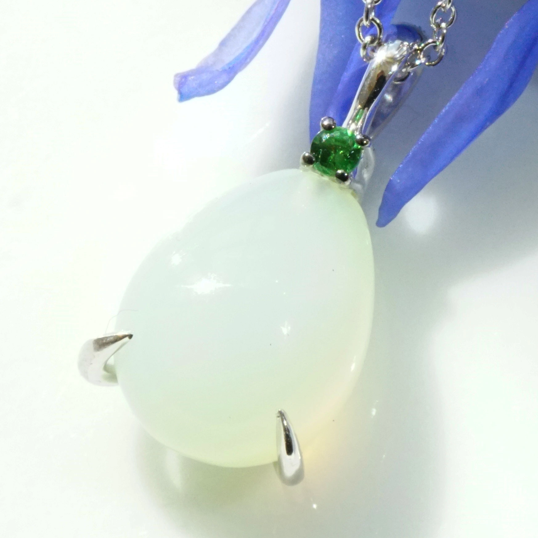 Calzedon Tsavorith Anhänger Drop 750er Weissgold entzückend 4.63 ct 0.03 ct mit Kette