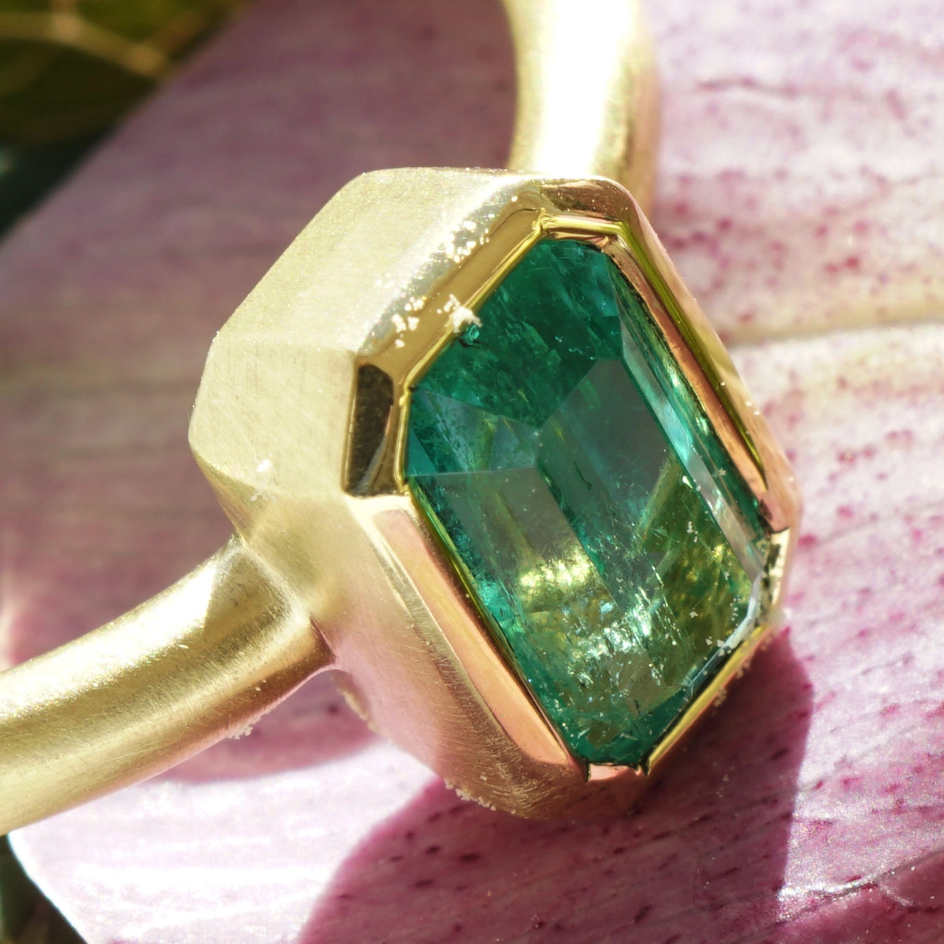 Smaragd Ring 0.97 ct Topqualität aus Afghanistan 750er Gelbgold Handarbeit
