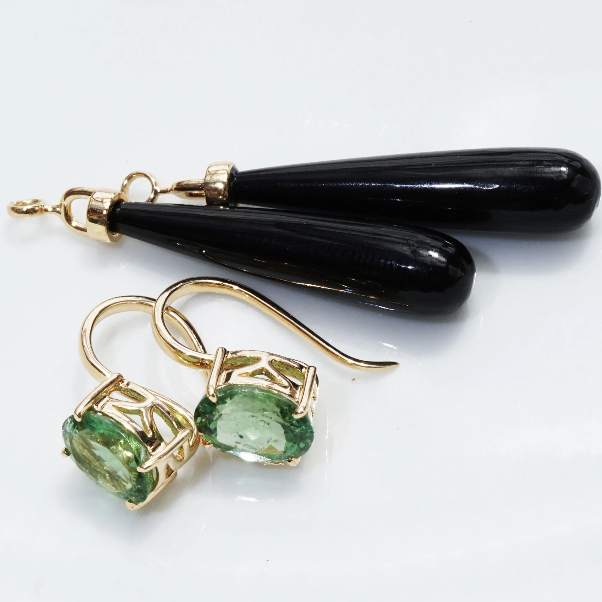 turmalin-onyx-ohrhaenger-gelbgold-paraibafarben-SON02333 Turmalin Onyx Ohrhänger 750er Gelbgold Farbe Top Farbe grün bläulich Pampel aushängbar