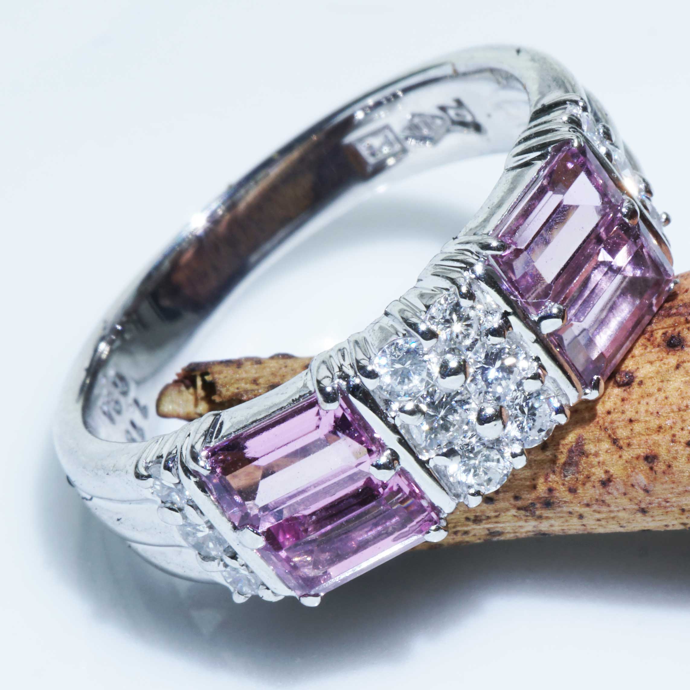 Pink Turmalin Brillant Ring 900er Platin 1.18 ct 0.34 ct ausgefallene Form mit geometrischer Struktur