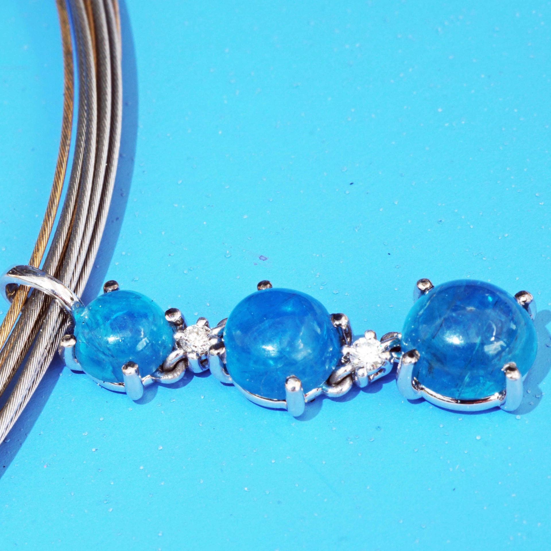 Apatit Brillant Anhänger 750er Weissgold...die Spaß Farbe NEONBLAU total ca. 3.78 ct