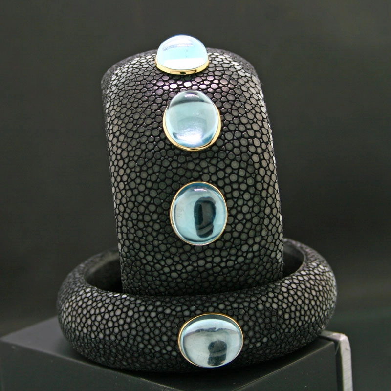 Rochenleder Armreif  Blue Eternity in 585er Gold 14 kt Topas Cabochon