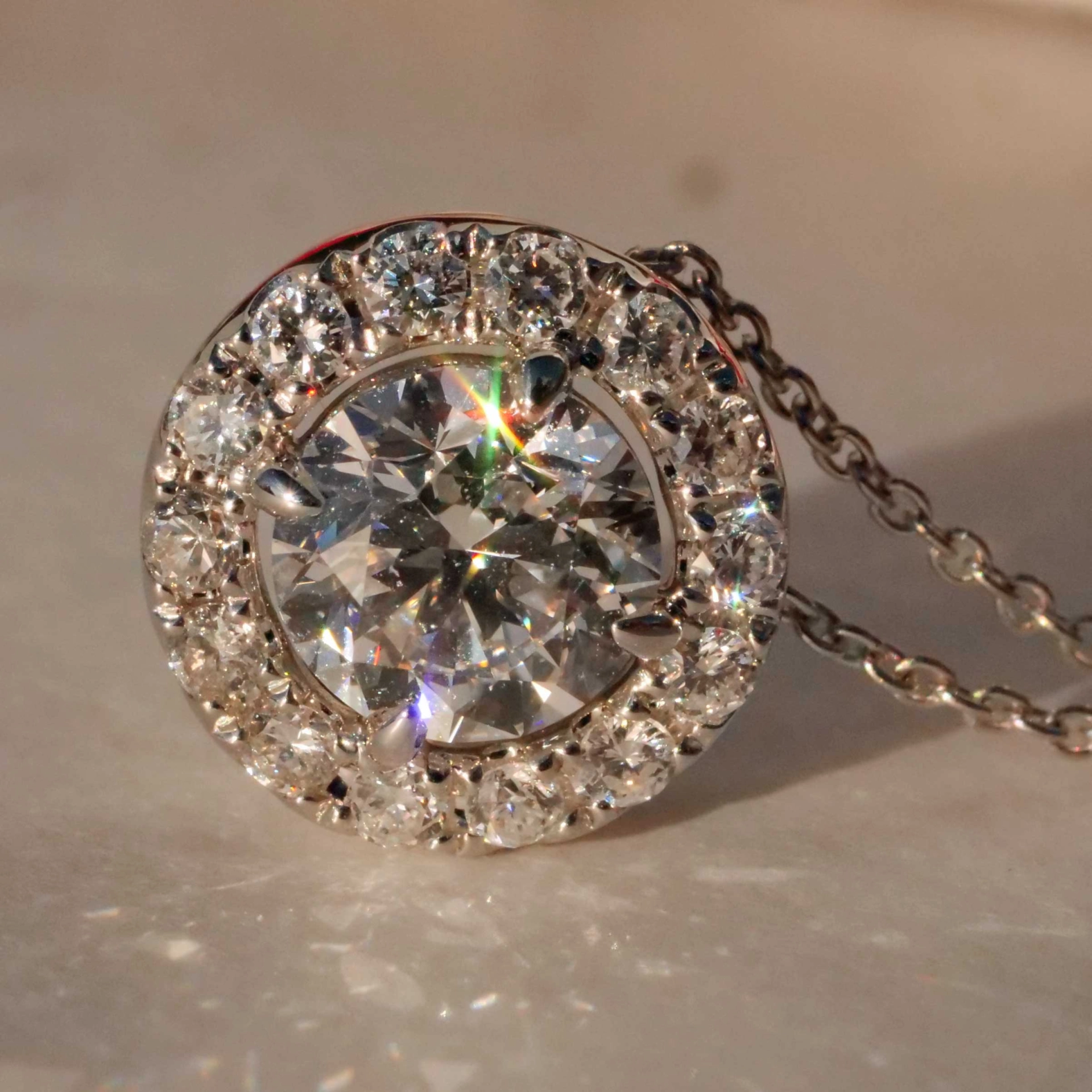 Brillant Anhänger rund 1.00 ct E SI1 6.17 - 6.25 x 4.01 mm im Halo Stil 0.25 ct GIA Gutachten