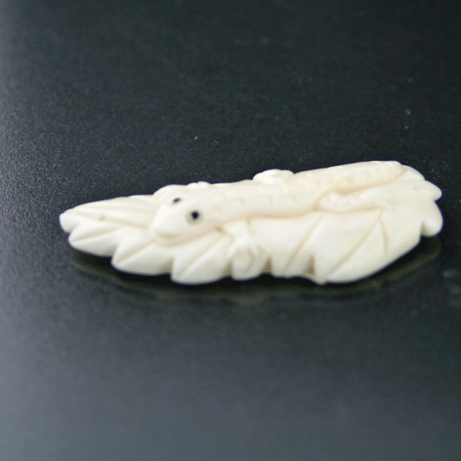 Beinschnitzerei, Eidechse, ca. 4,8 x 2,4 cm