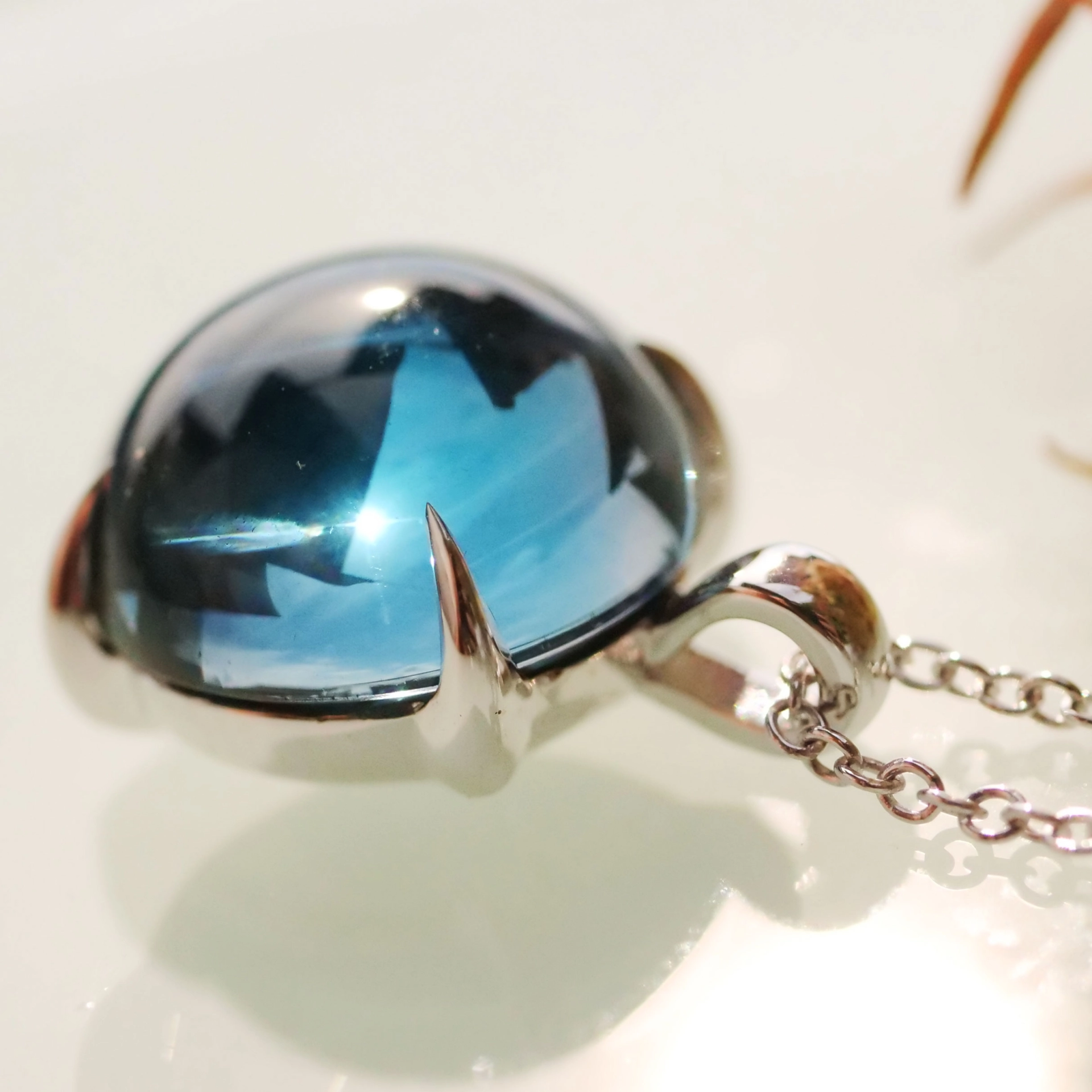 Blau Topas Anhänger m. Kette 750er Weissgold Liquid Impressions cooles Design