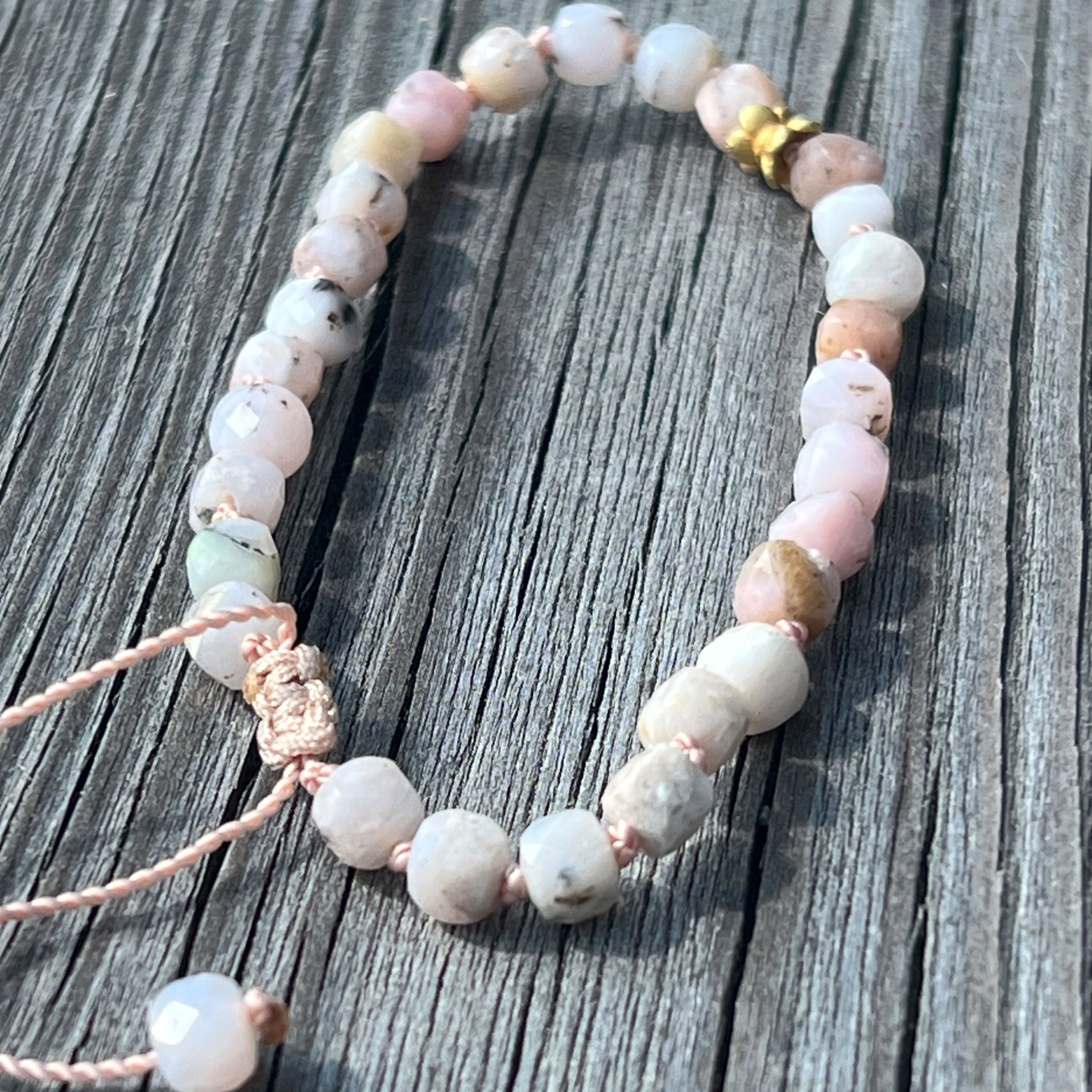 Andenopal Armband pink-weiss-grünlich mit  900er Feingold Zierelement Handarbeit