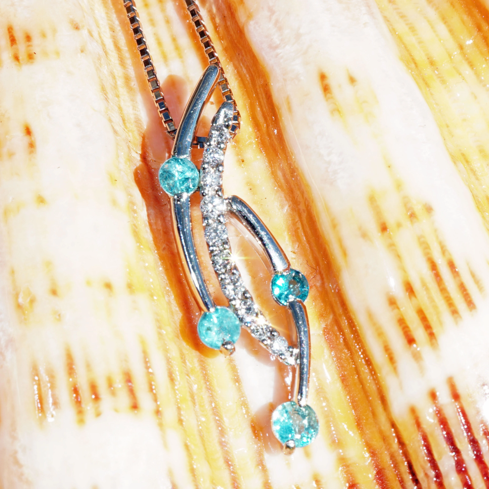 Paraiba Turmalin Anhänger in 900er Platin mit Kette 0.22 ct 0.10 ct leuchtendes Schwimmbadblau