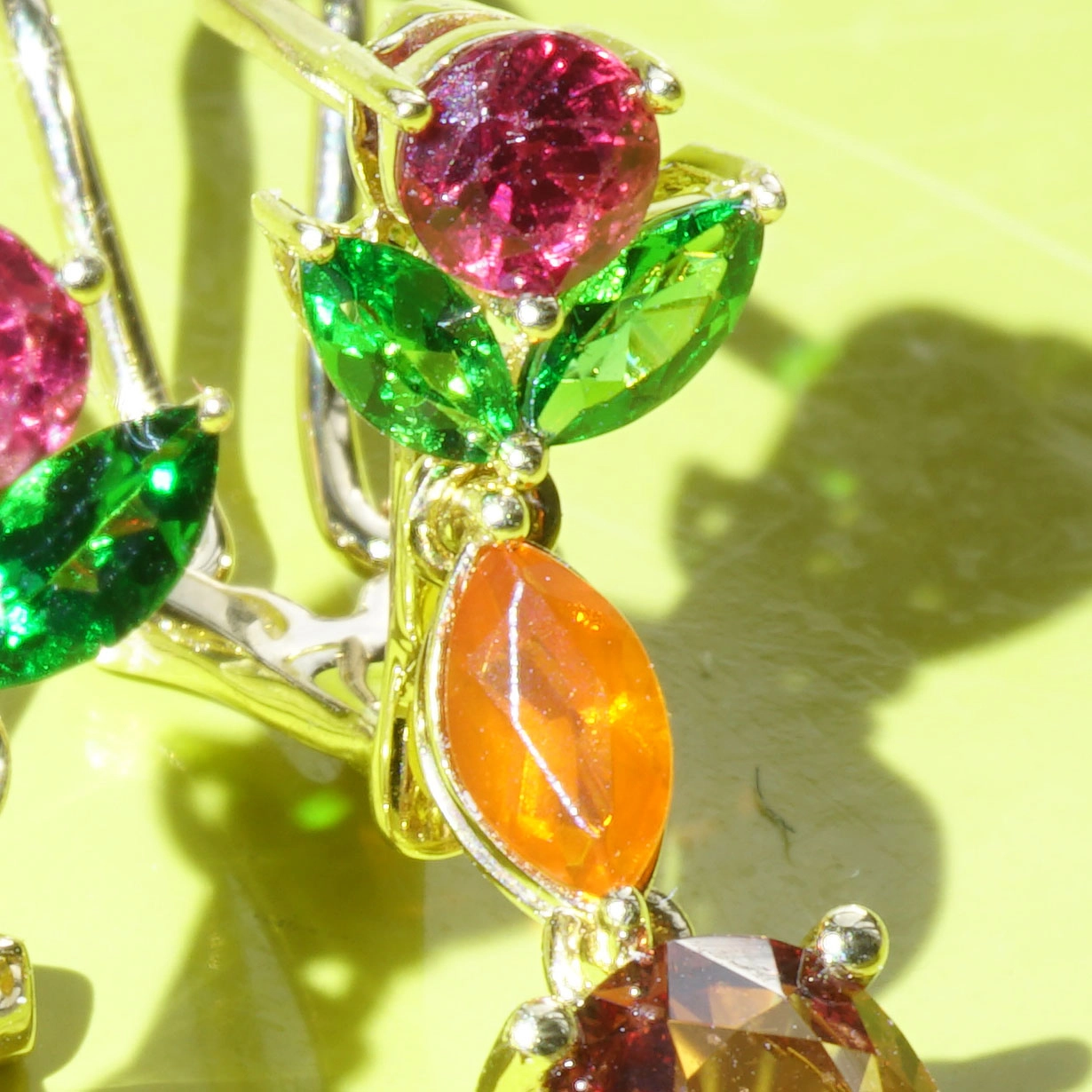 Spinel Farbstein Ohrhänger m. Stecker/Clip 750er Gelbgold...like blossoms in the wind