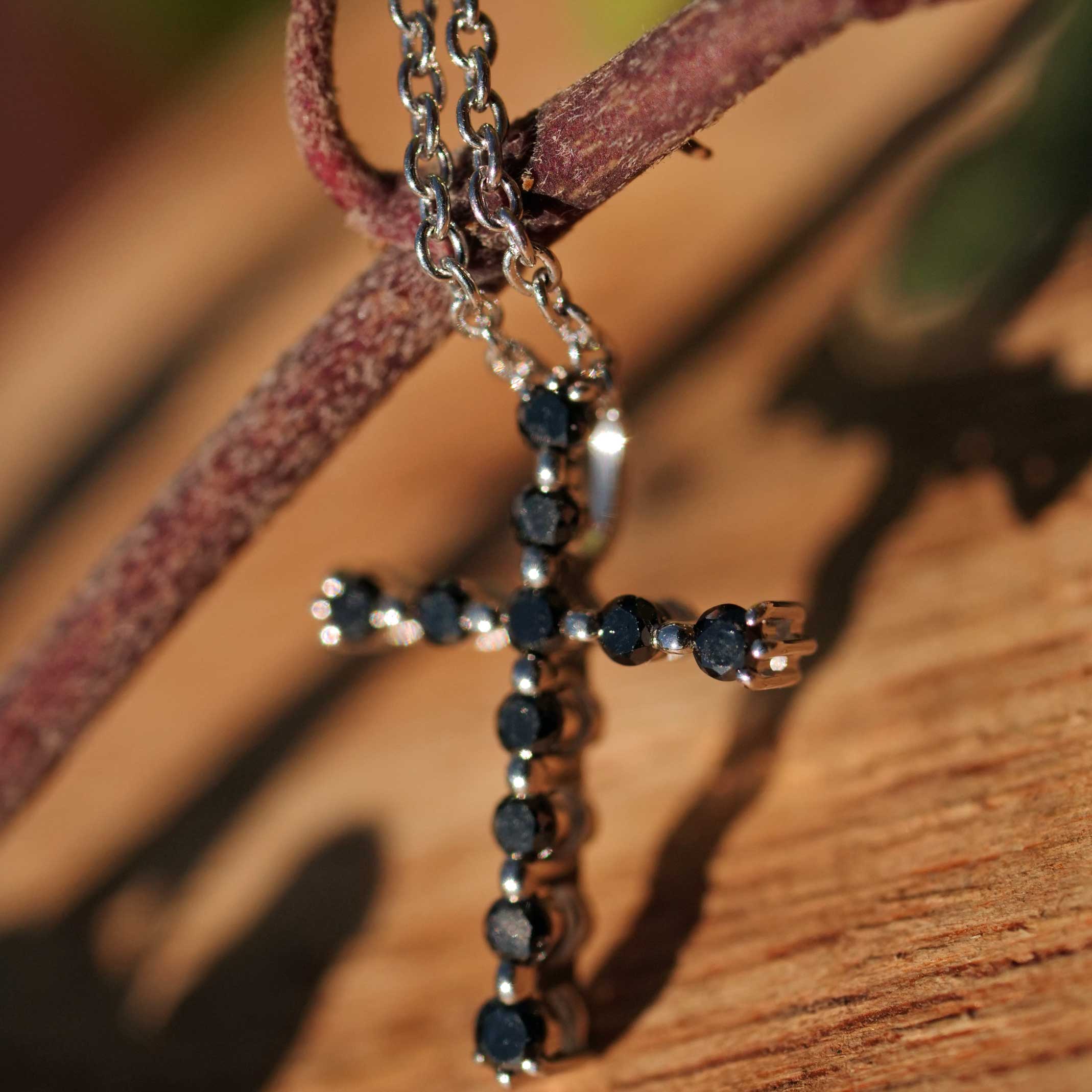 Petit Kreuz Anhänger 750er Weissgold schwarze Diamanten  0.15 ct mit Kette 