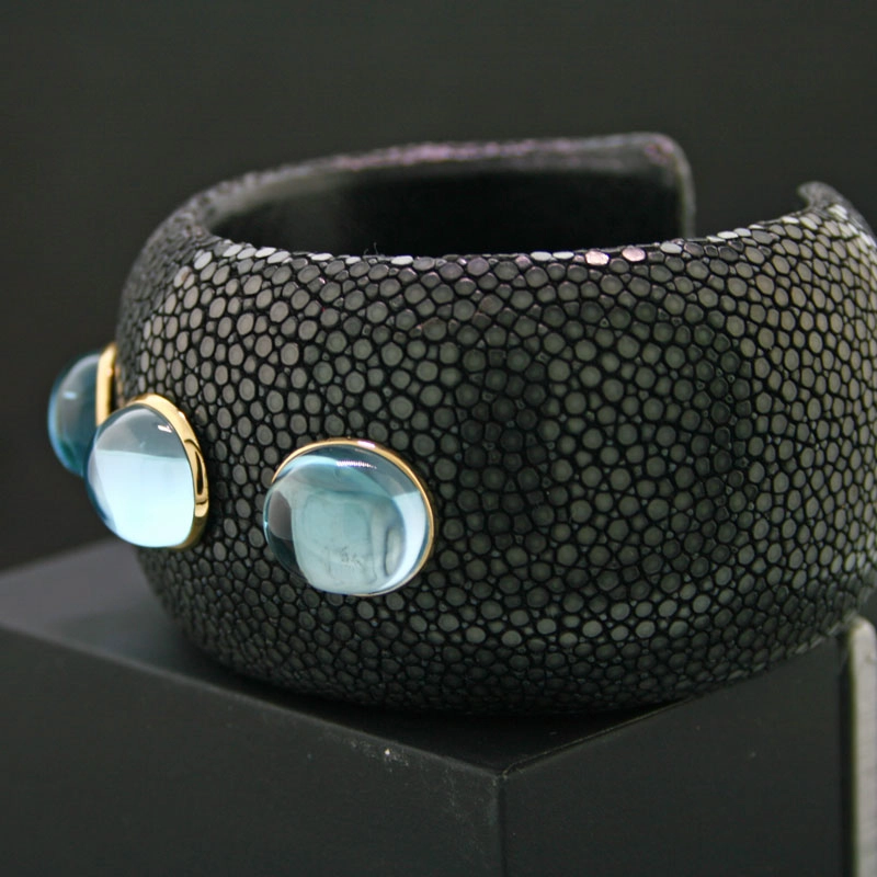 Rochenleder Armreif  Blue Eternity in 585er Gold 14 kt Topas Cabochon