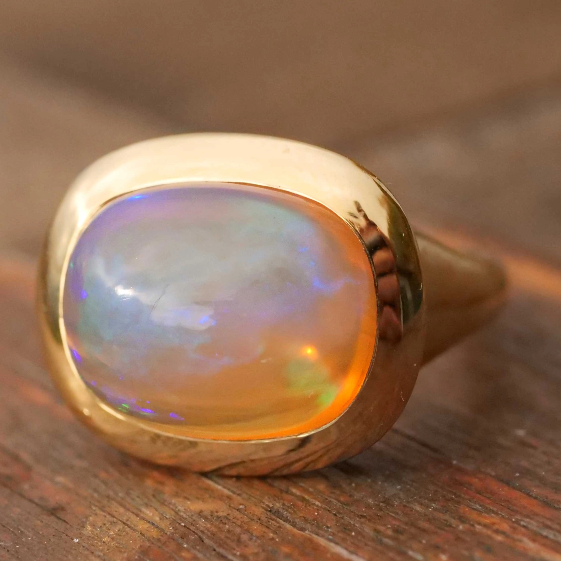 Feueropal Ring 7.44 ct 750er Gelbgold...made in Valenza (Italien)...modernes Design in Kissenform