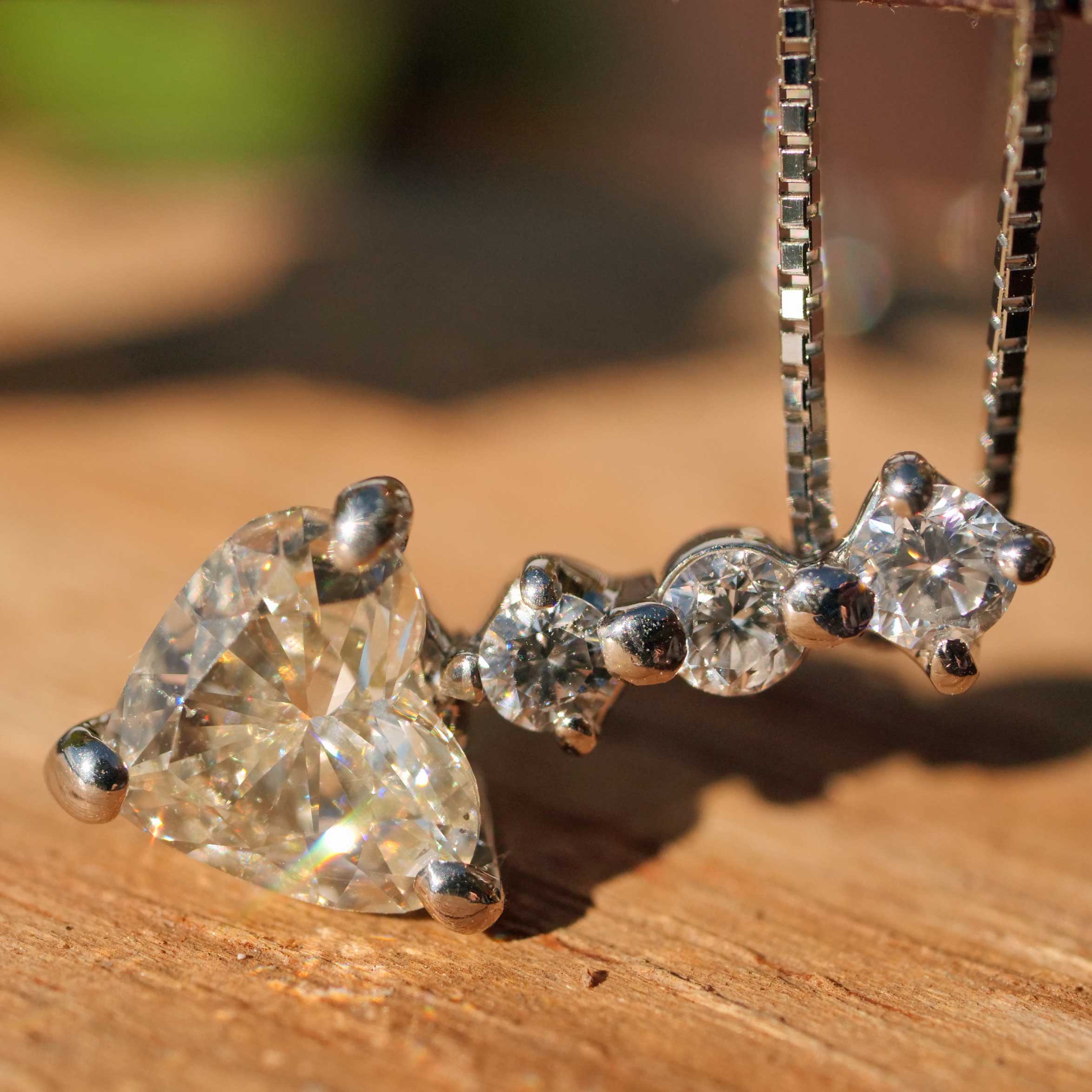 Herz Solitär Anhänger 0.877 ct 0.25 ct 900er 850er Platin....konzentrierte Herzenskraft