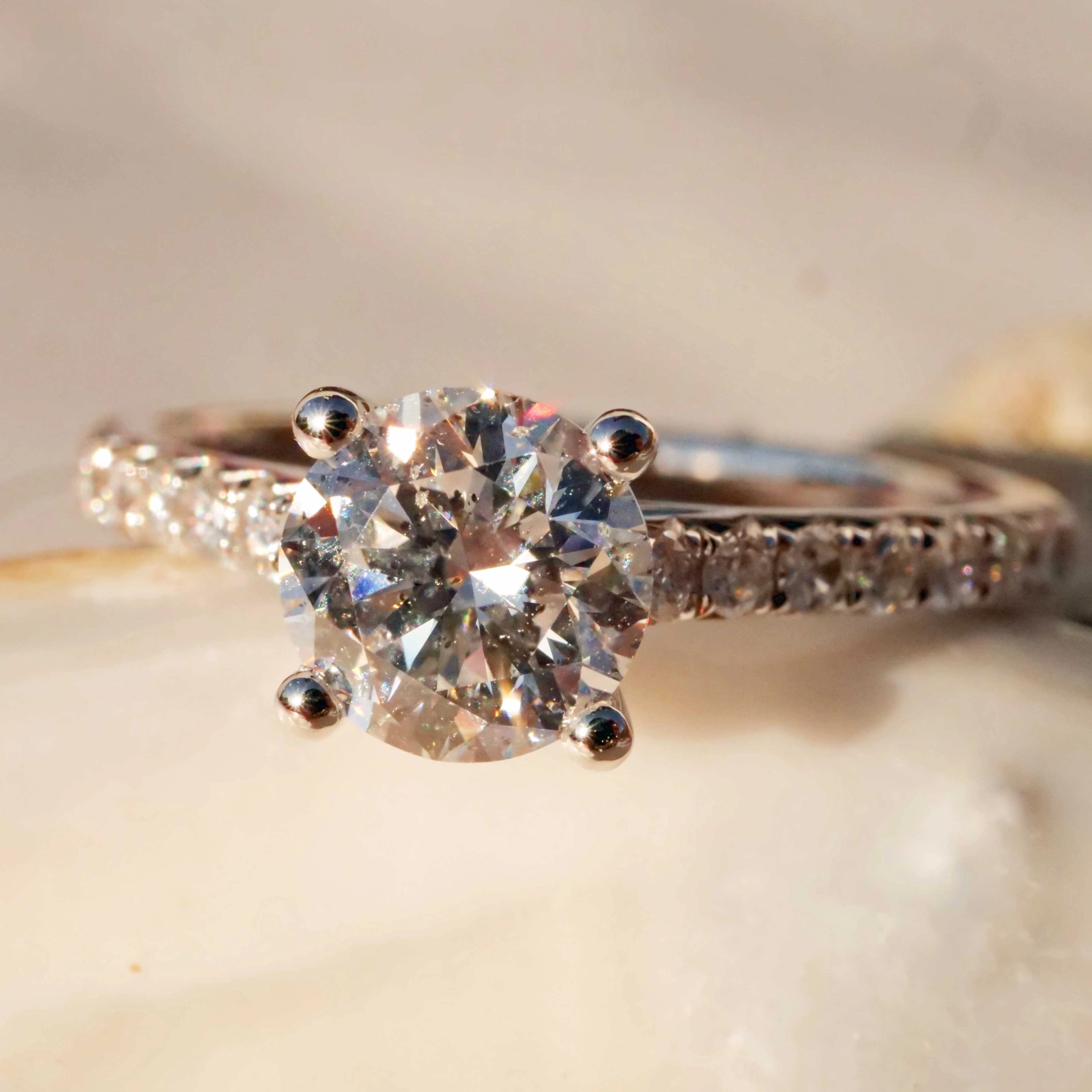 Ring mit Brillant rund 1.01 ct E / hochfeines weiss P1 750er Weissgold GIA Gutachten
