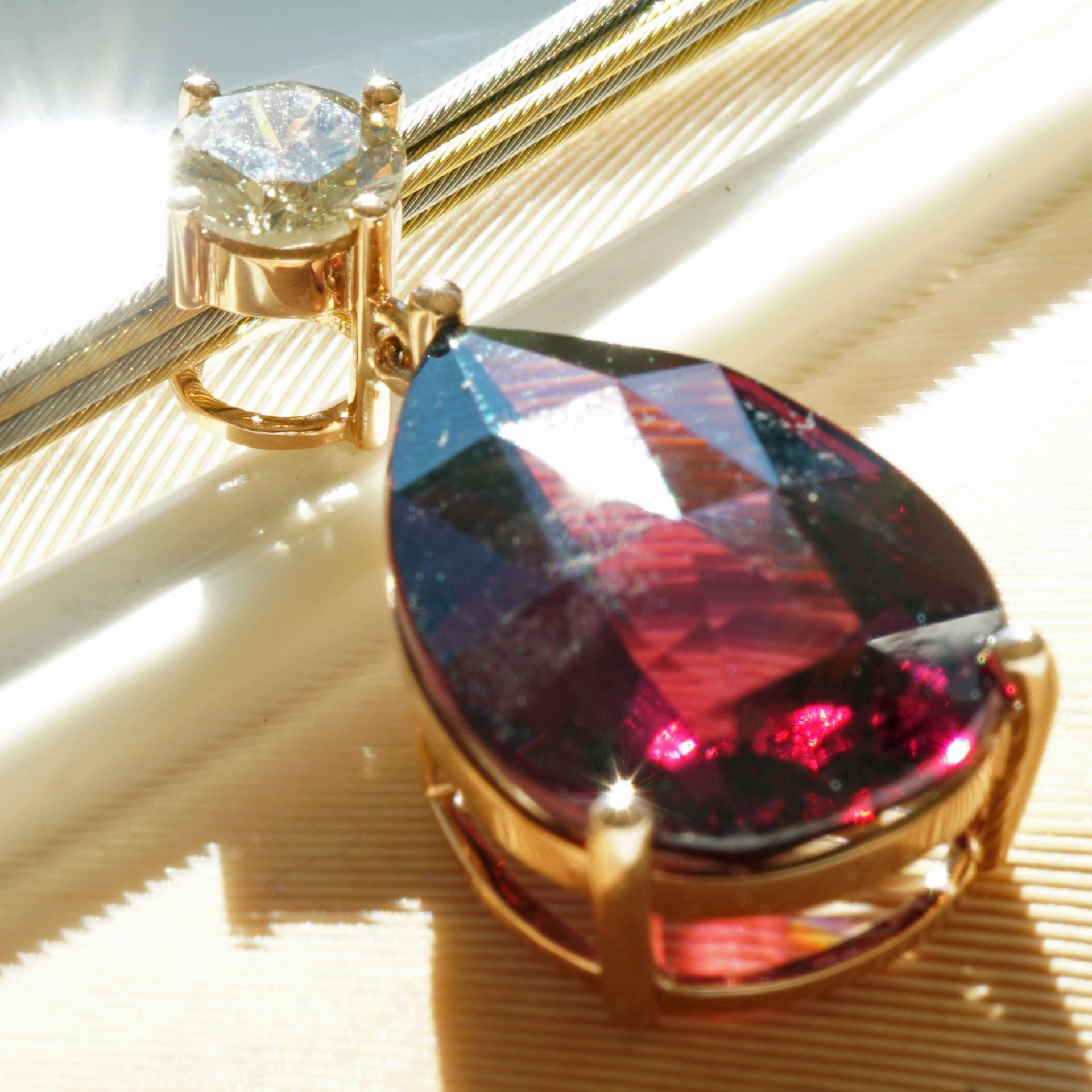 schmuckzicke_anhaenger_rosegold_rodolith_brillant_investmentSON00577 Rhodolith Brillant Anhänger 10 ct 0.67ct AAA+ 750er Rosegold IGI Expertise