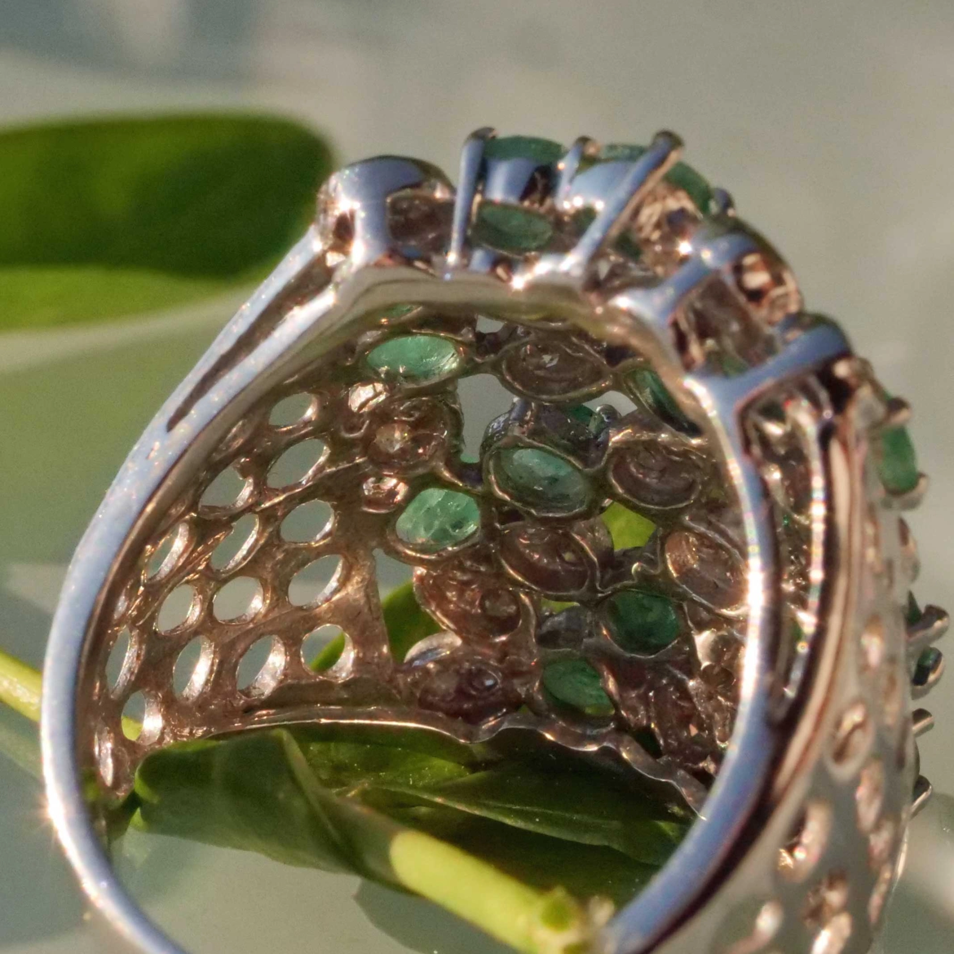 Smaragd Brillant Ring 750er Weissgold repräsentative florale Form 22 x 23 mm 0.40 2.50 ct