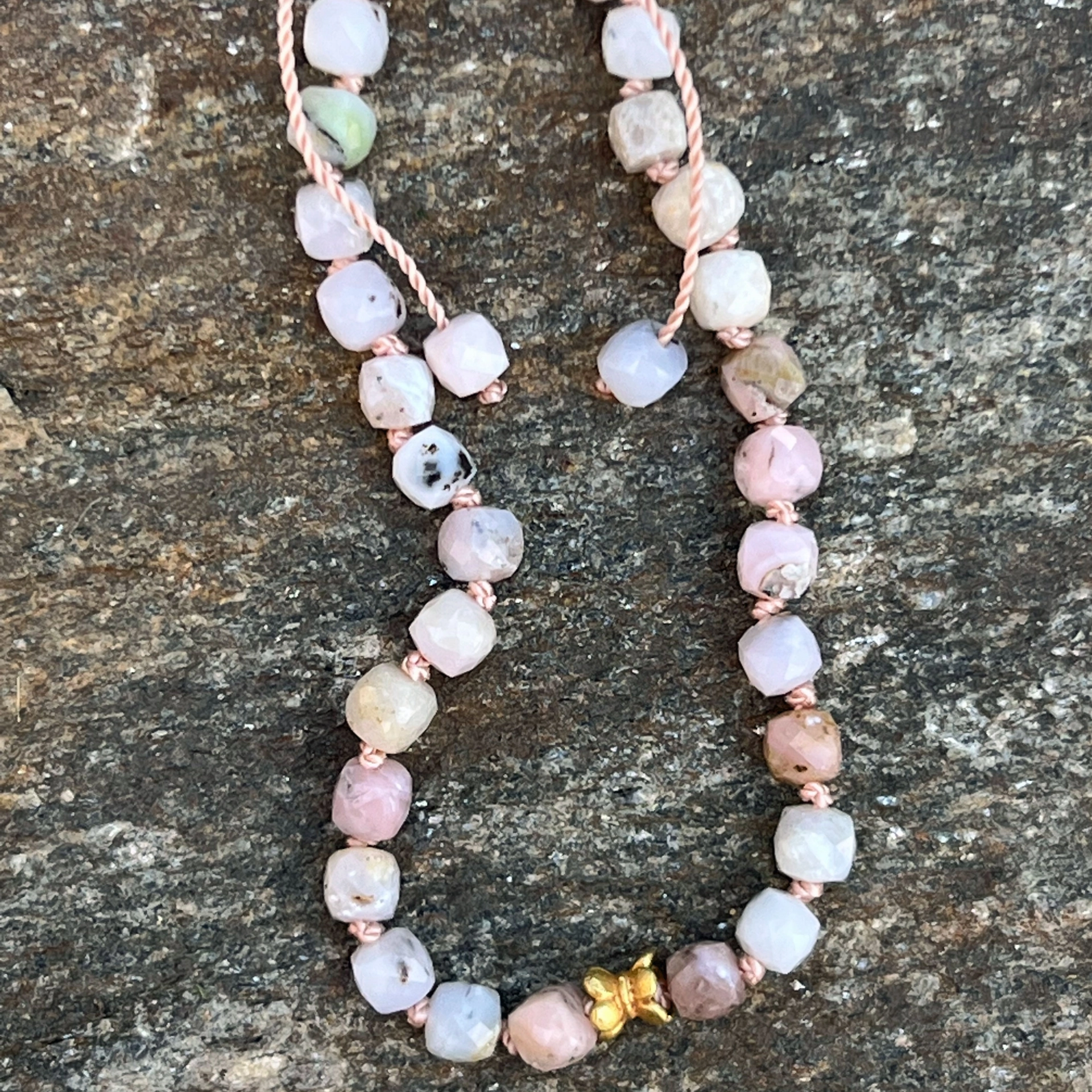 Andenopal Armband pink-weiss-grünlich mit  900er Feingold Zierelement Handarbeit