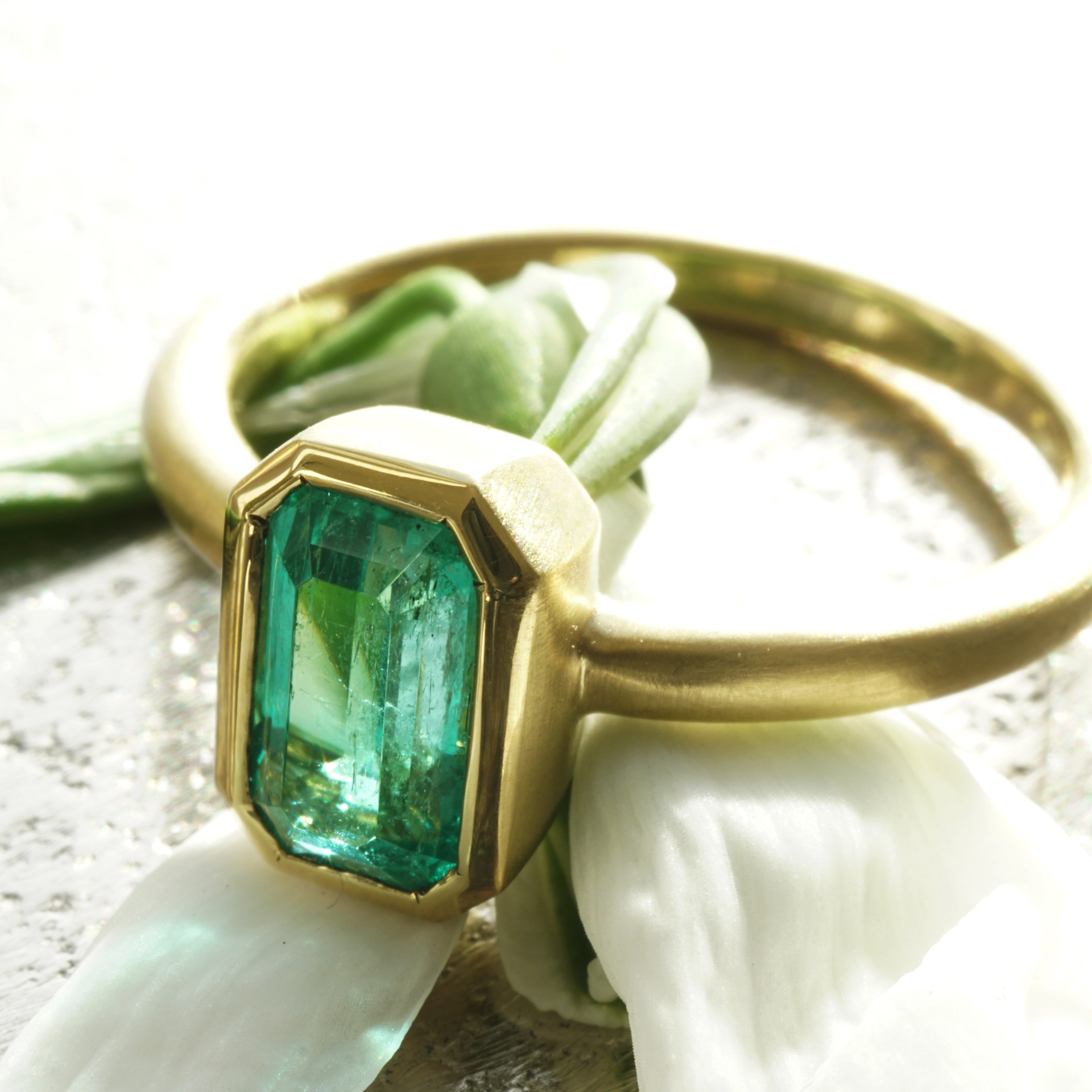 Smaragd Ring 0.97 ct Topqualität aus Afghanistan 750er Gelbgold Handarbeit