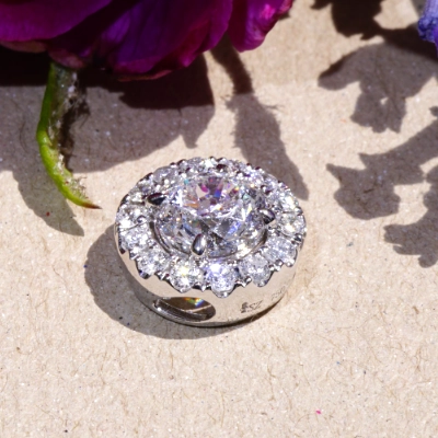Brillant Anhänger rund 1.00 ct E SI1 6.17 - 6.25 x 4.01 mm im Halo Stil 0.25 ct GIA Gutachten