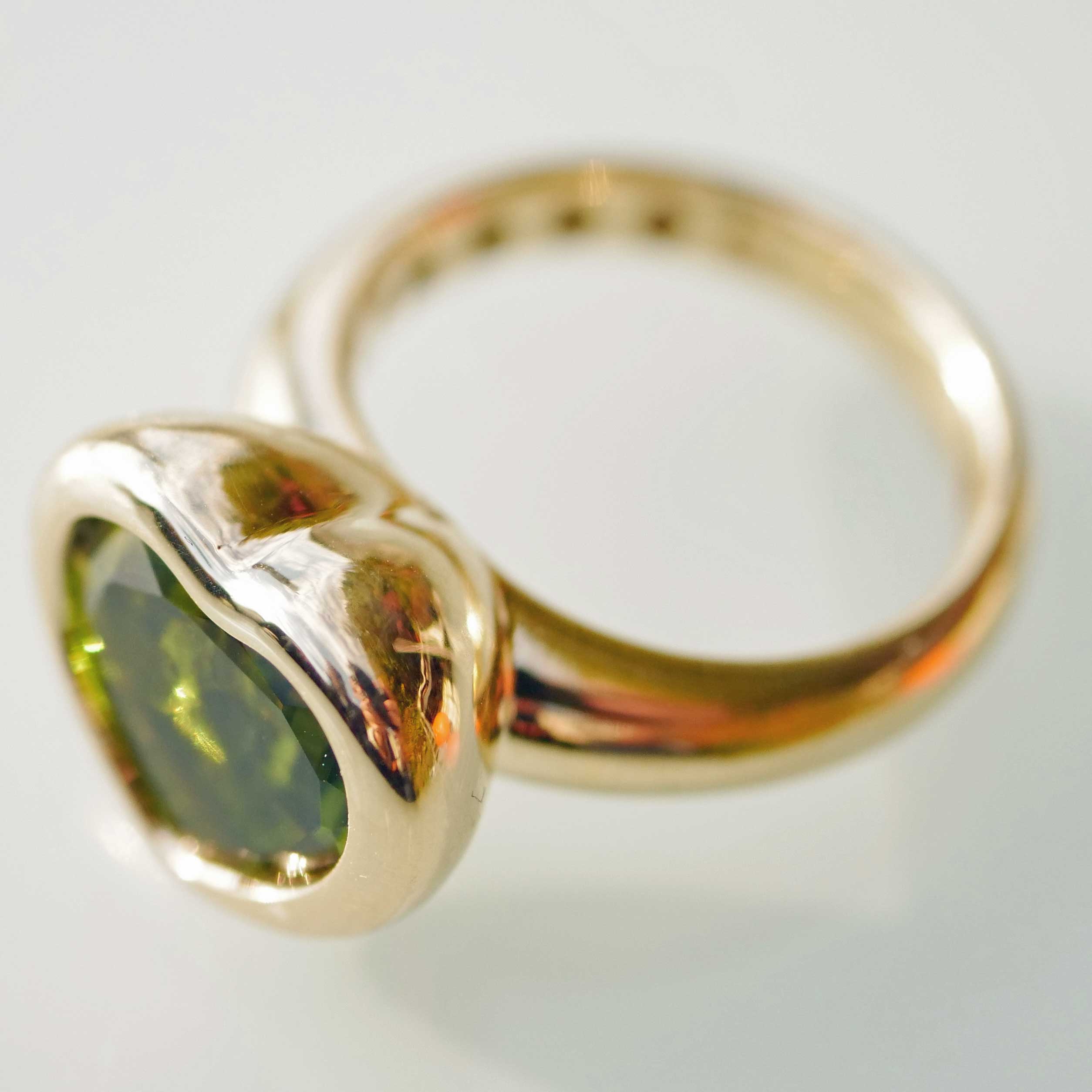 Peridot Herz Ring 750er Gelbgold made in Valenza... ein grüner moderner Herzring  in massiv Gold