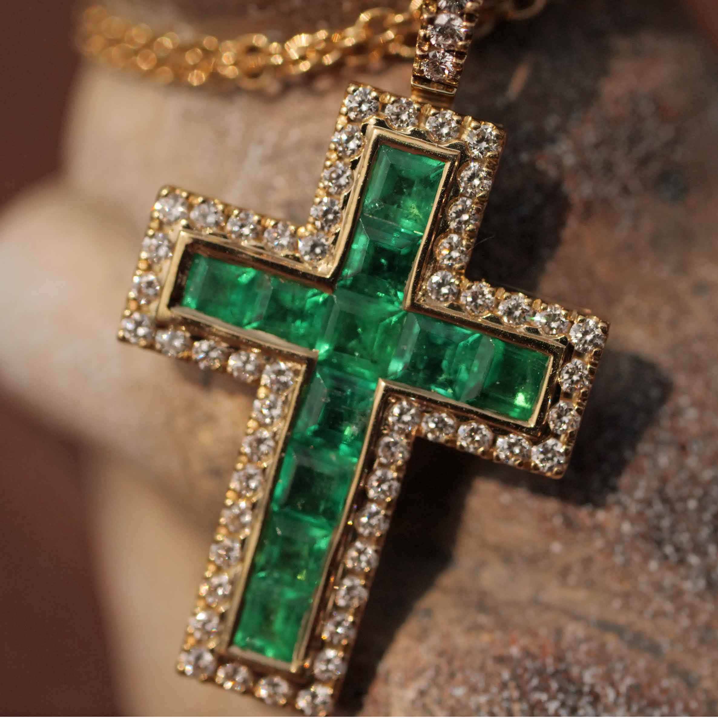 Leuchtend grünes AAA+ Panshir Smaragd Brillant Kreuz mit Kette in 750er Gelbgold - 0.98 ct 0.38 ct TW VS 