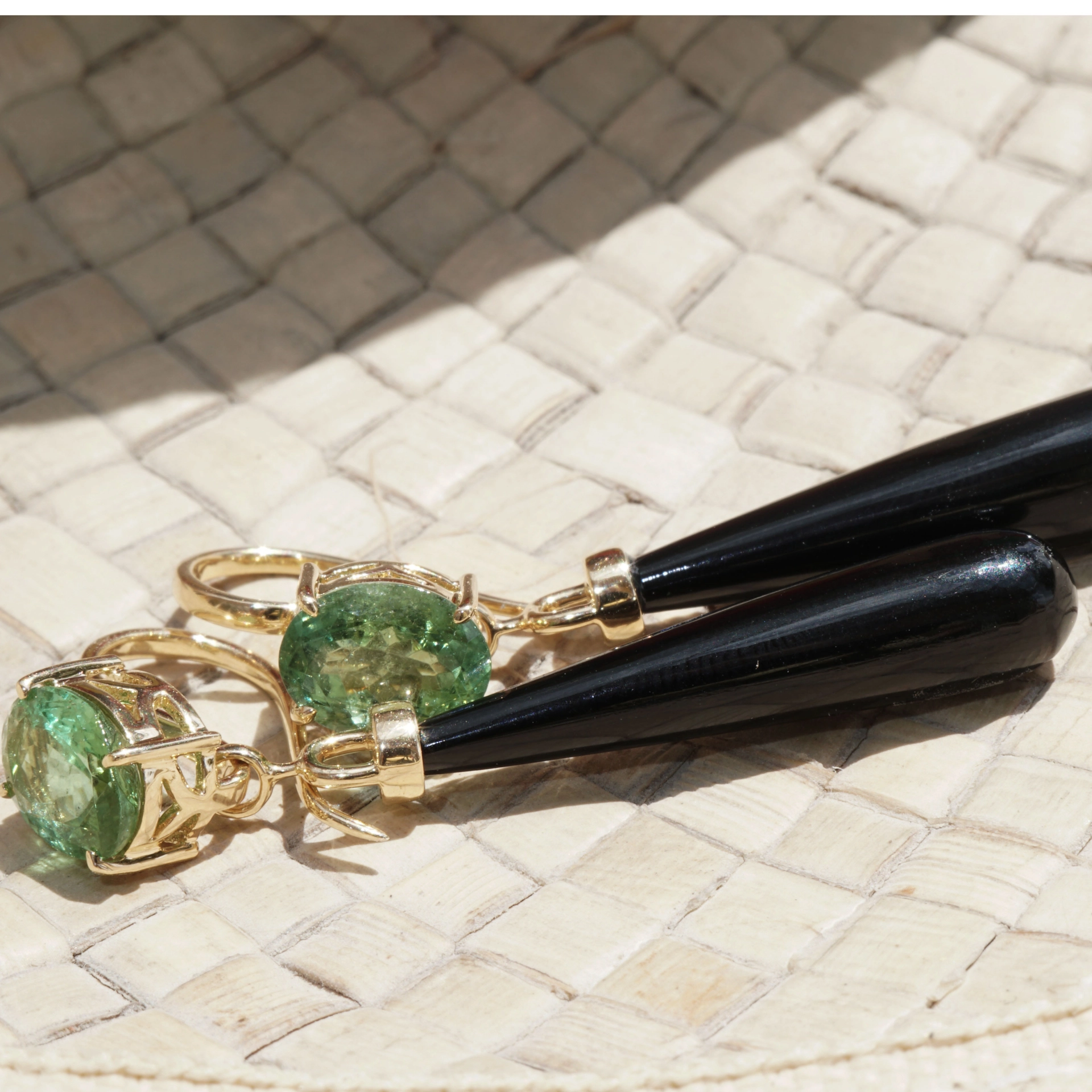 turmalin-onyx-ohrhaenger-gelbgold-paraibafarben-SON02336 Turmalin Onyx Ohrhänger 750er Gelbgold Farbe Top Farbe grün bläulich Pampel aushängbar