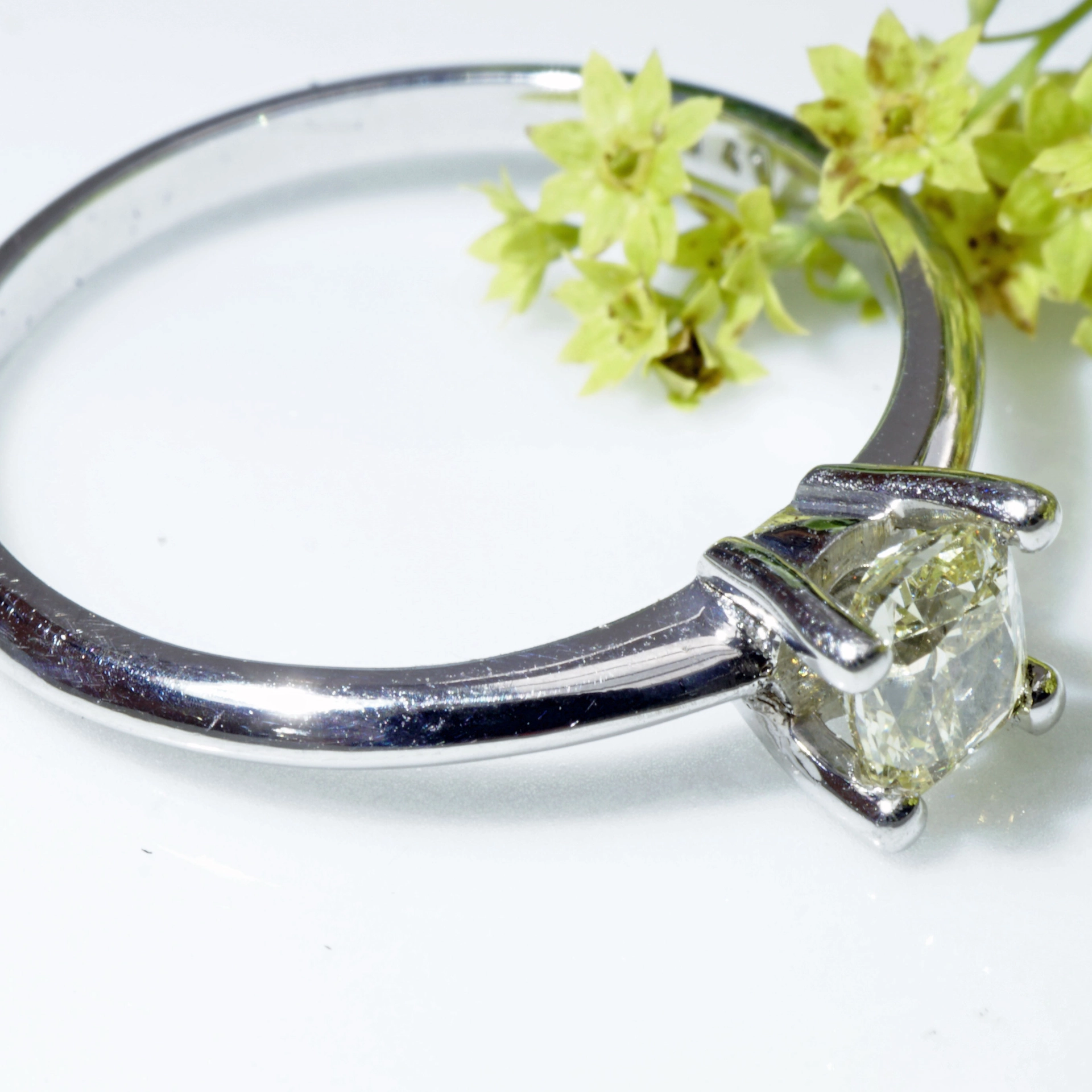 Fancy Yellow Diamant Ring NATURFARBE Cushion 0.41 ct 750er WG Silhouette Schmuck Bentner