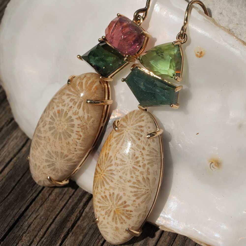 Turmalin Ohrhänger 585er Gelbgold 9.22 ct mit versteinerter Koralle aus Bali aus einer anderen Zeit