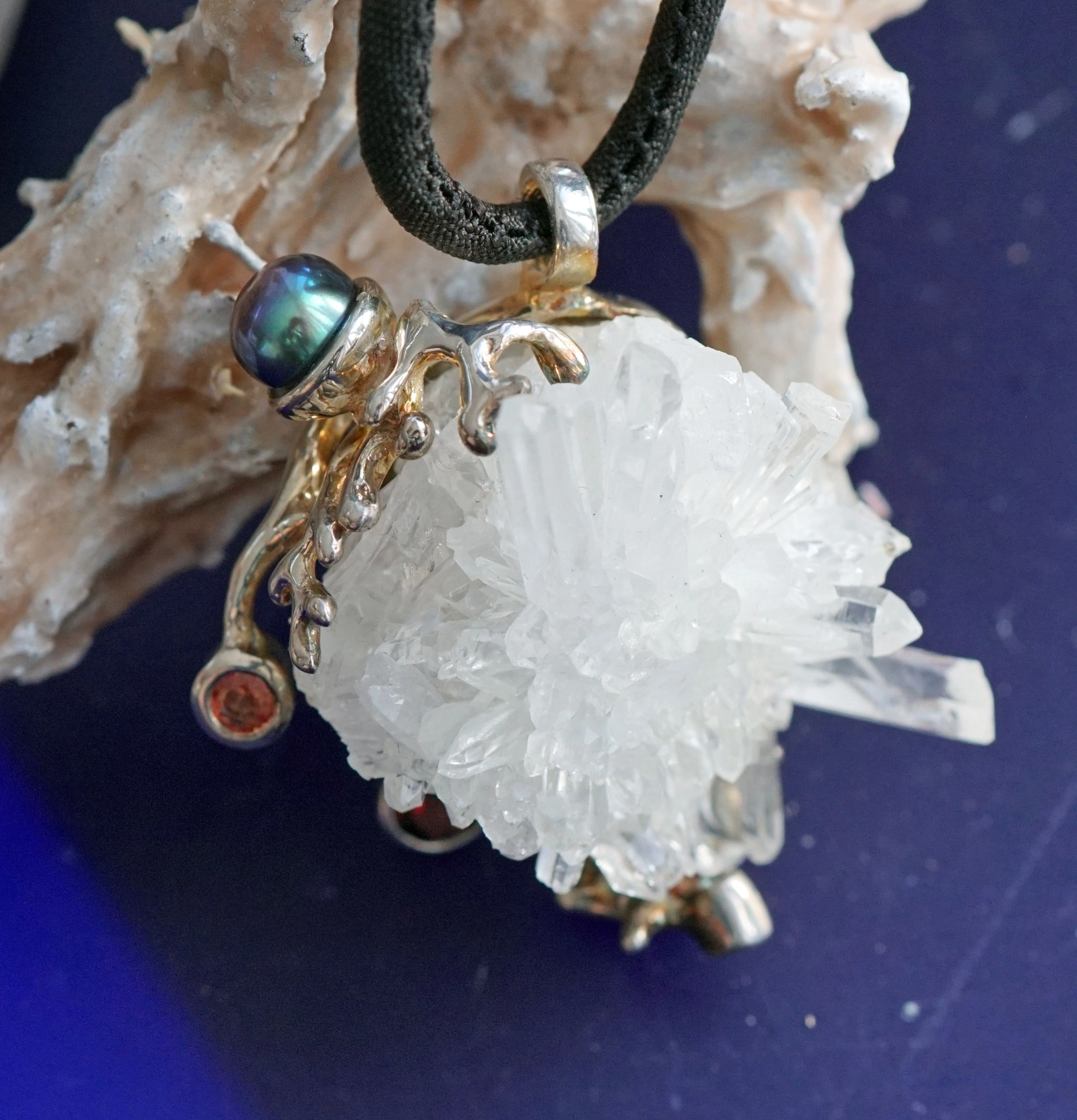 Herz wie ein Bergwerk Anhänger Kristallstufe Granat Zuchtperle Saphir in Silber
