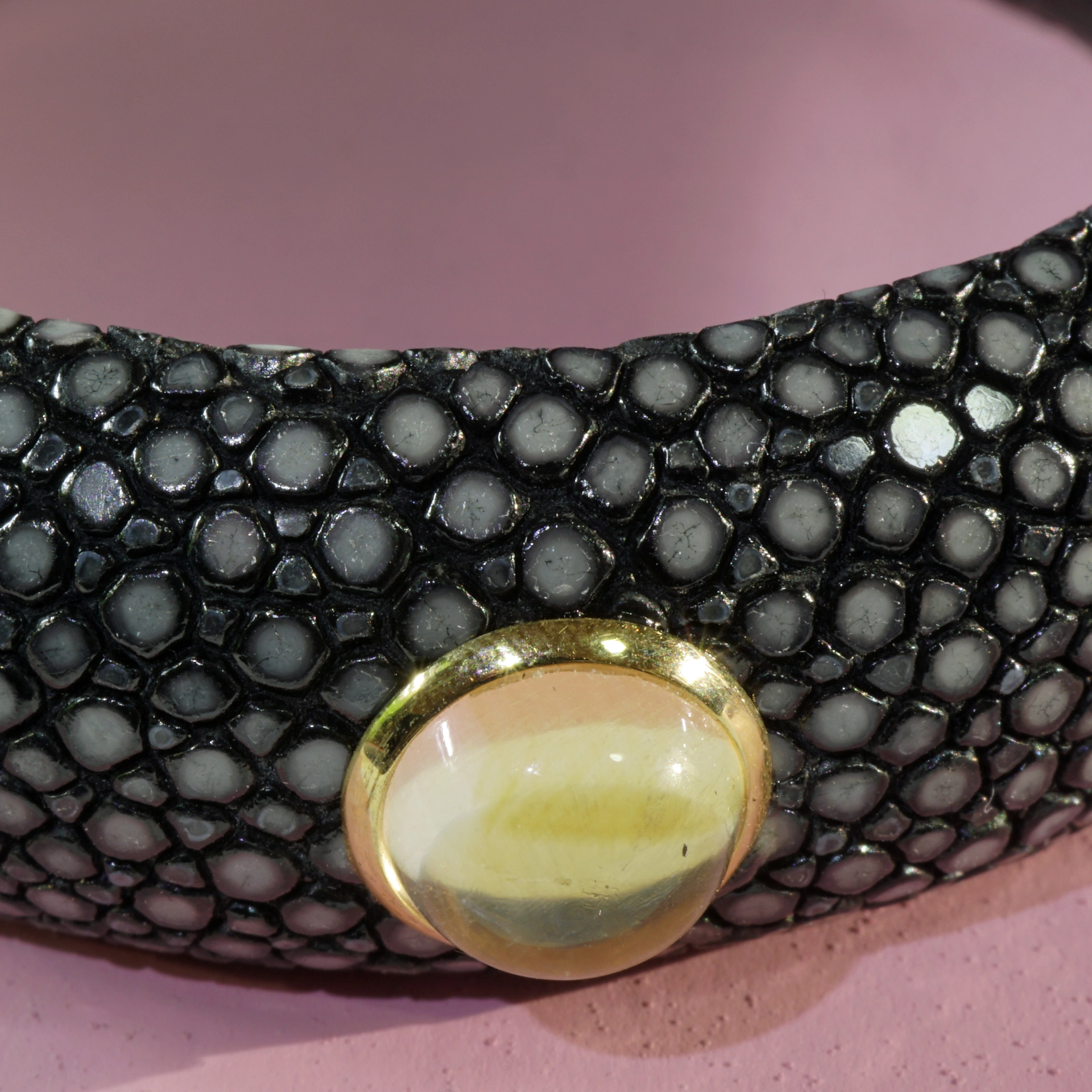 Rochenleder Armreif  585er Gelbgold mit Lemoncitrin toller Kontrast zu schwarz