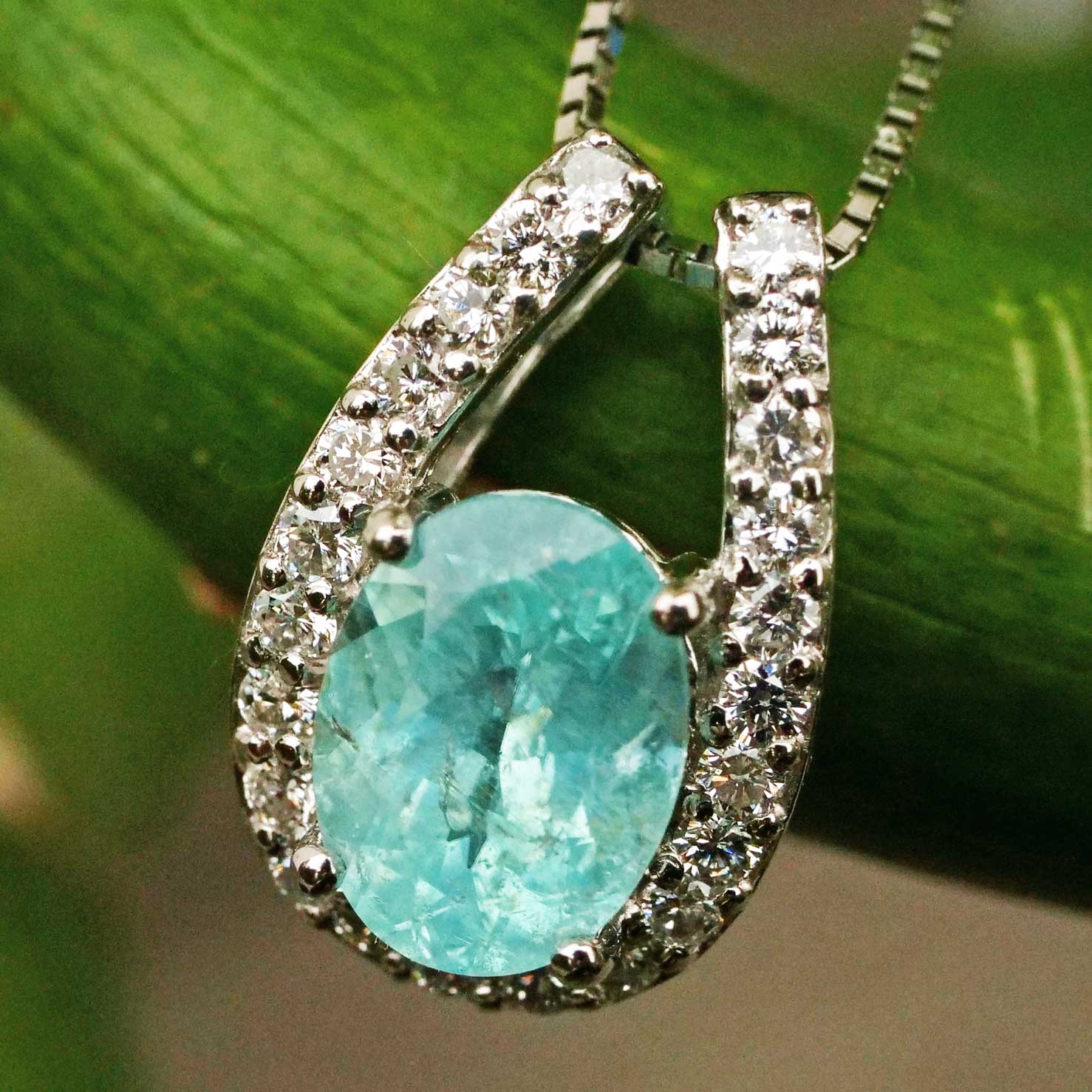 Paraiba Turmalin Anhänger in 900er Platin mit Kette 1.22 ct 0.28 ct leuchtendes Schwimmbadtürkisblau