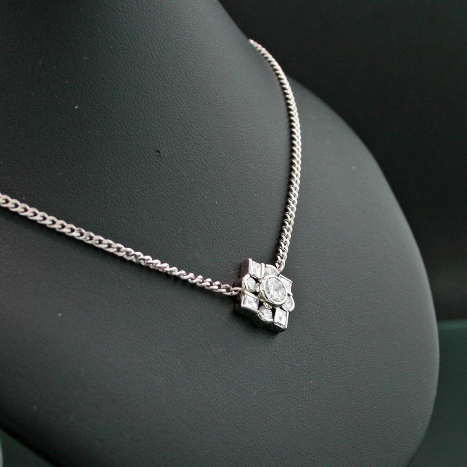 Halbkaräter Collier in 900er Platin  total ca. 1.57 ct Erlesener Platinschmuck