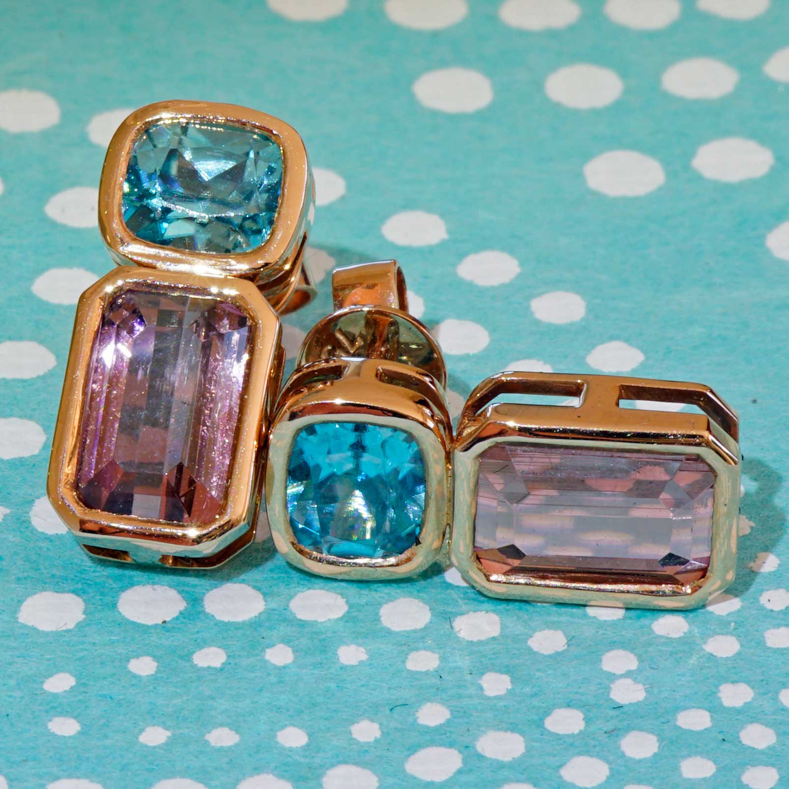 Blaue Zirkon Turmalin Ohrstecker in 750er Rosegold........elegante Kontrast Farben