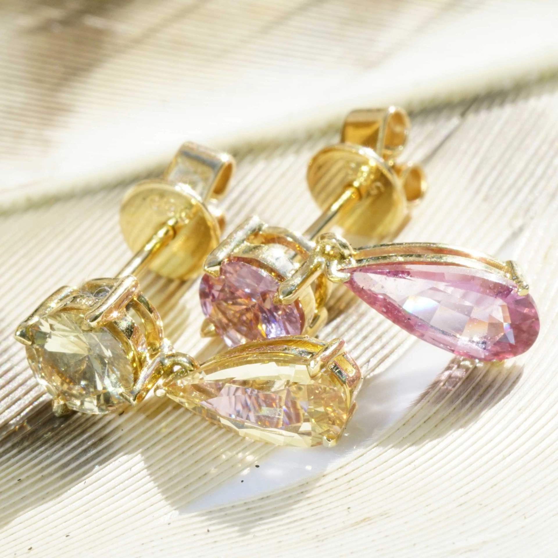 Saphir Ohrhänger 2.45 ct 585er Gelbgold Ilakaka Mine Madagascar pink-lila gelb NATURFARBE