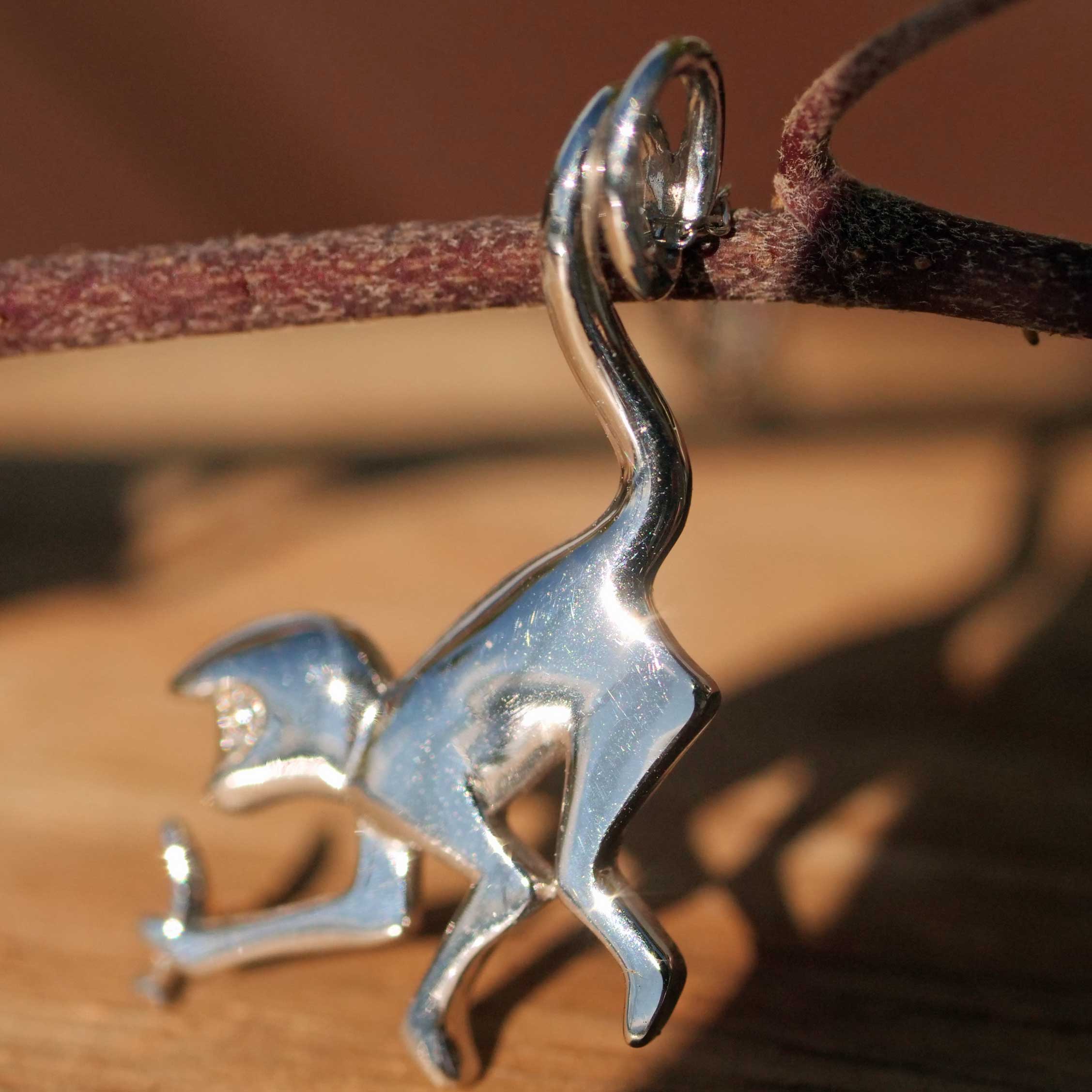 Äffchen mit Banane Anhänger 750er Weissgold Diamant 0.03 ct mit Kette  37 x 15 mm 2,5 Gramm