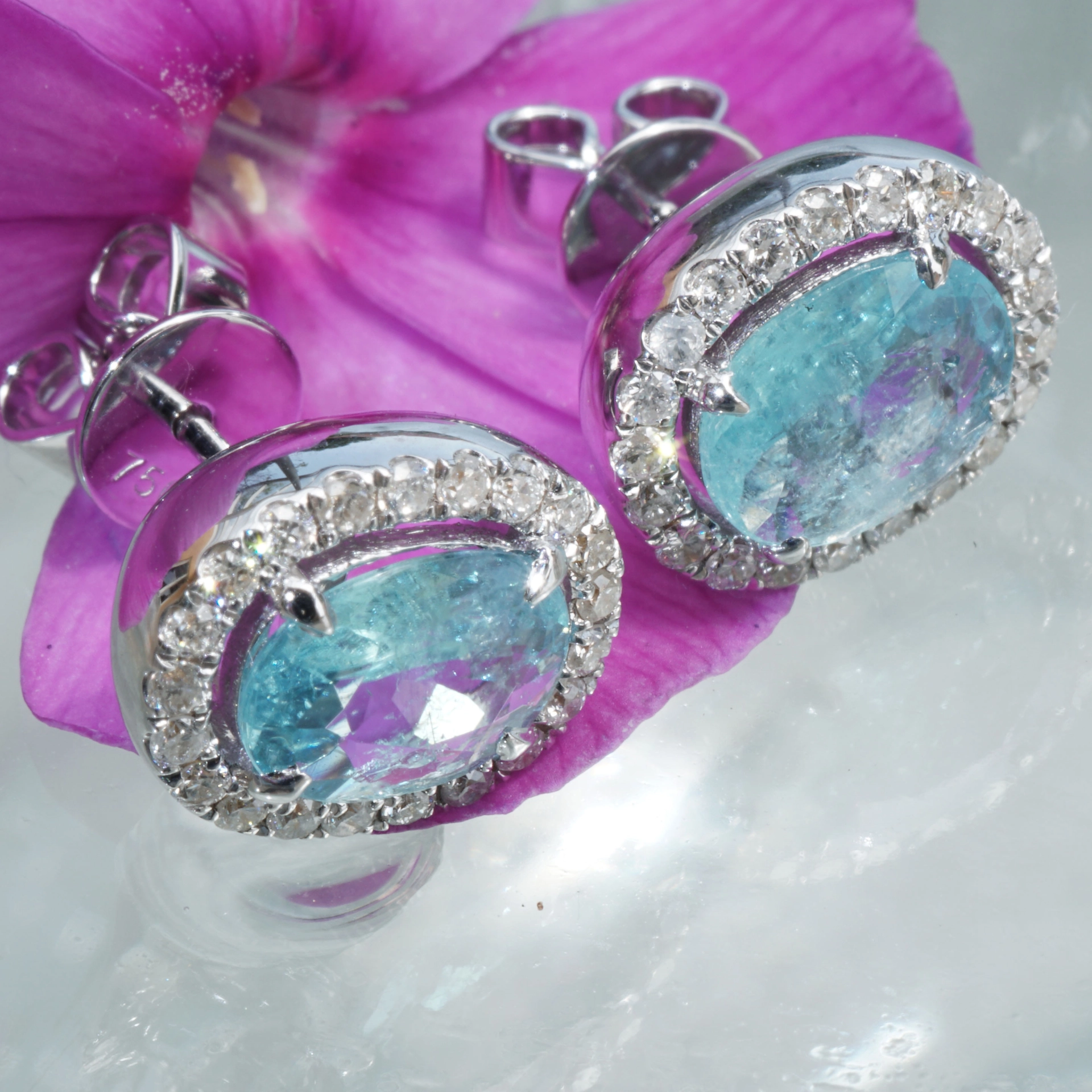 Paraiba Turmalin Ohrsteckern 1.48 ct 0.37 ct AAA 750er Weissgold SCHWIMMBADBLAU