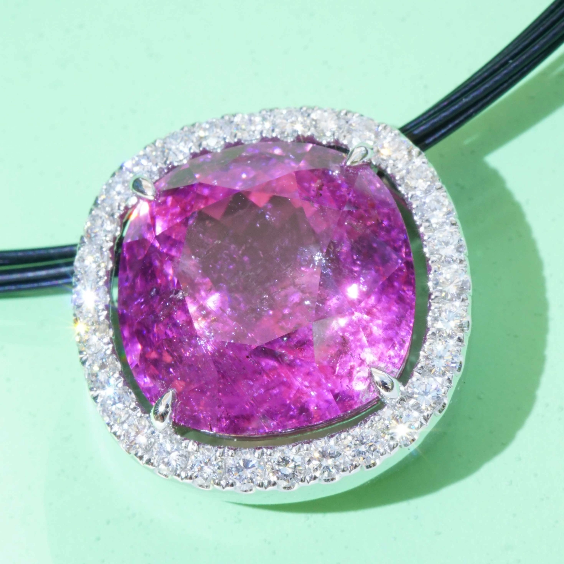SON04863-Kupfer-Rubellit-Brillant-Anhaenger-16-84-ct-im-strahlenden-leuchtenden-pink-rot-750er-Weissgold Kupfer Rubellith Brillant Anhänger 16.84 ct im strahlenden leuchtenden pink-rot  750er Weissgold sel