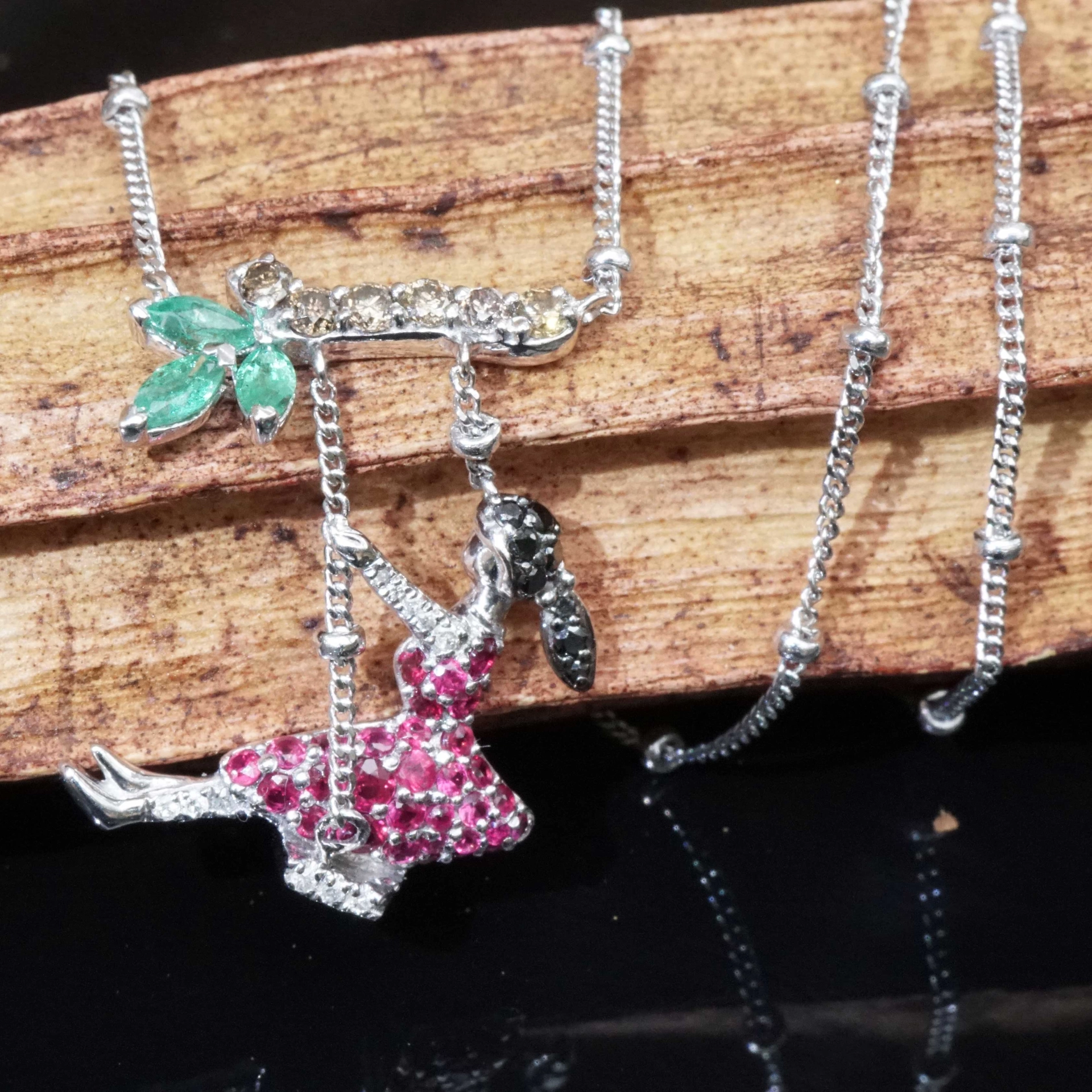 Rubin Smaragd Brillant Collier 750er Weissgold...das schaukelnde Mädchen...zum Träumen