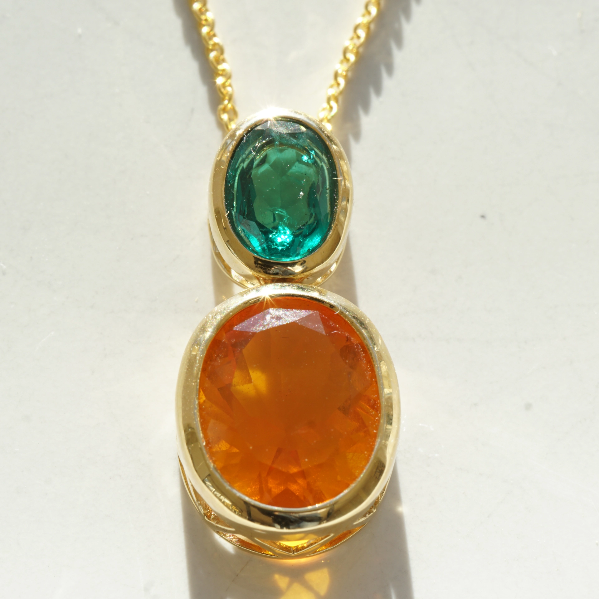 Smaragd Feueropal Anhänger m. Kette 750er Gelbgold 2.24 ct 0.66 ct AAA+