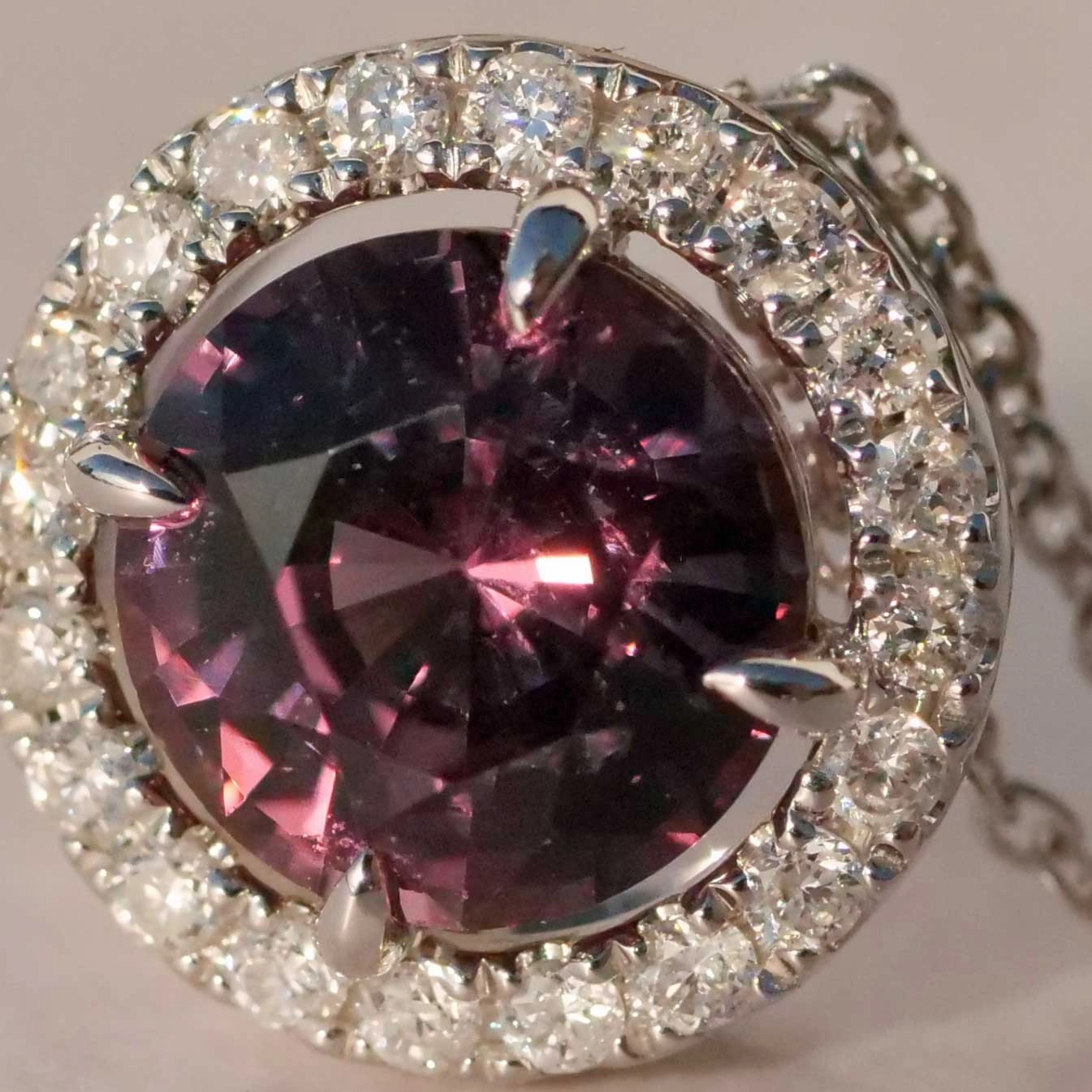 Spinell Brillant Anhänger 750er Weissgold 1.50 ct 0.14 ct fancy Naturfarbe pink violett aubergine