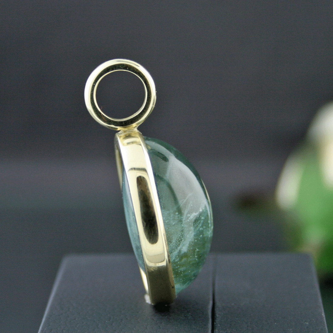 Aquamarincabochon-Anhänger, 585/-GG.