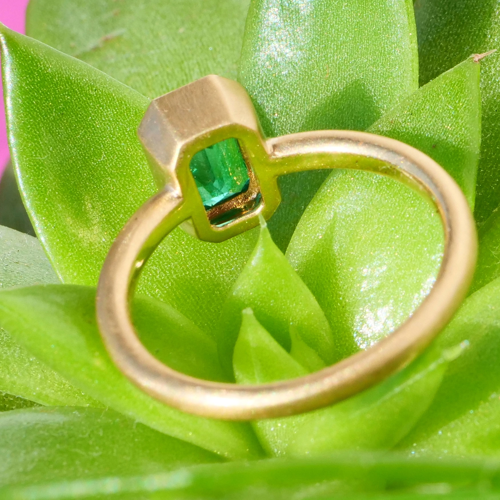 Smaragd Ring 0.97 ct Topqualität aus Afghanistan 750er Gelbgold Handarbeit