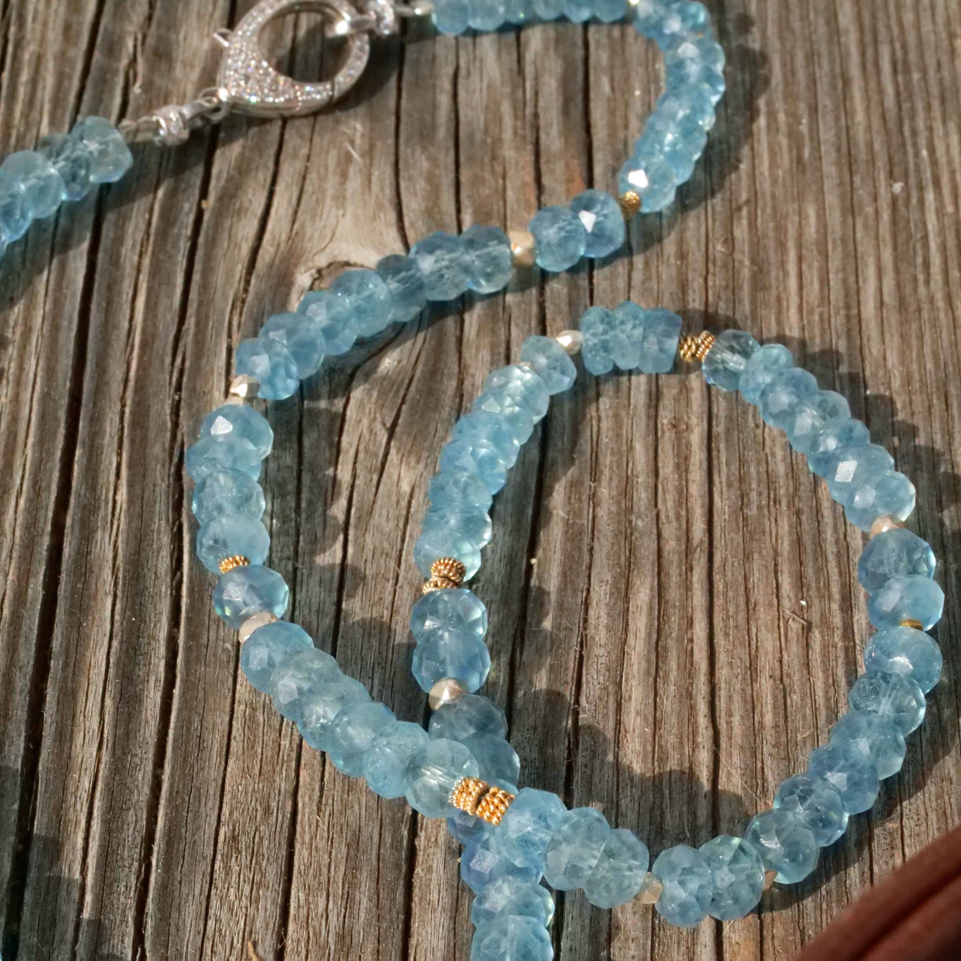 Aquamarin Kette/Armband mit 900er mundgeblasenen Feingold Zierelementen Handarbeit