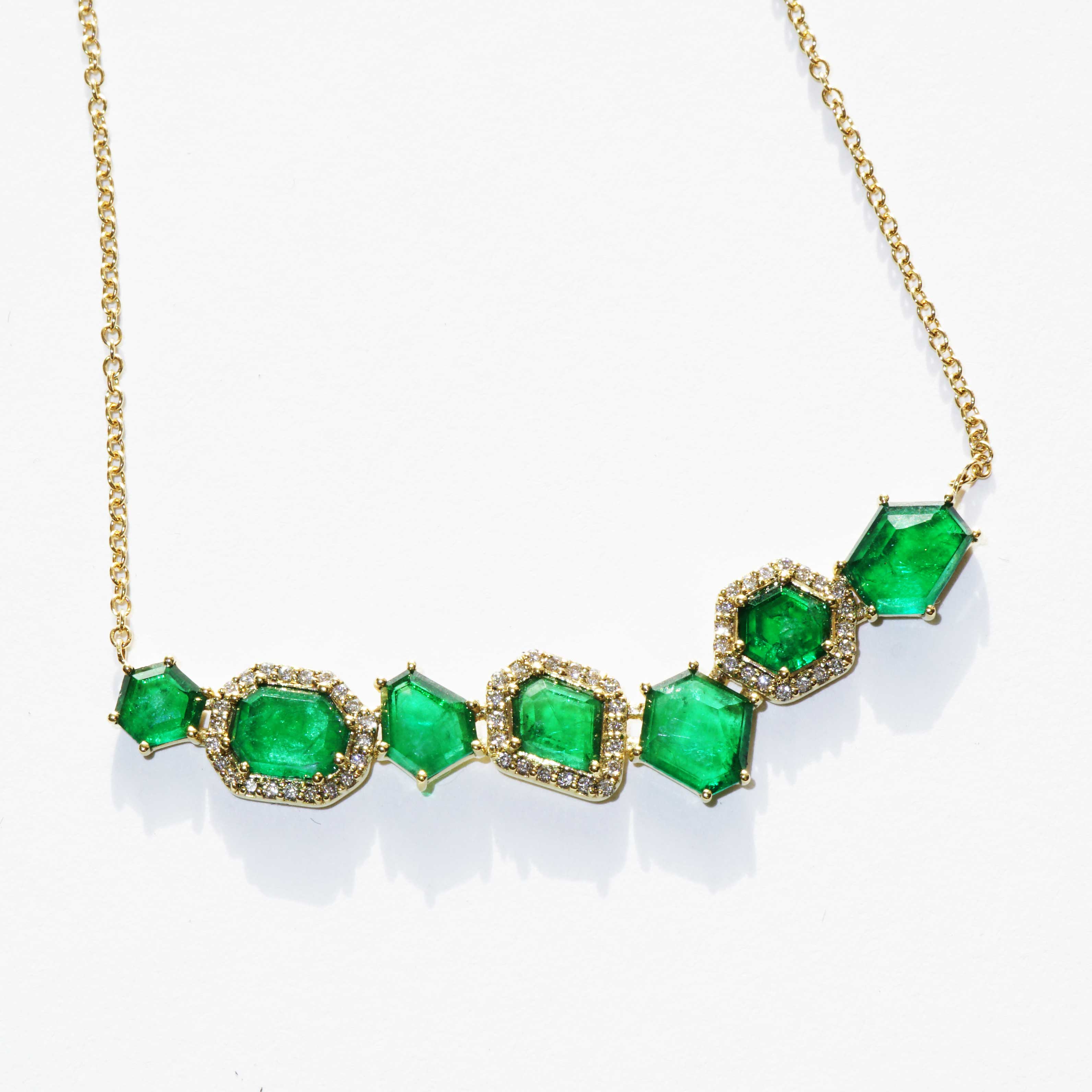 Neongrünes Smaragd Brillant Collier 750er Gelbgold 2.94 ct 0.26 ct Mingora Mine im Swat Tal in Pakistan