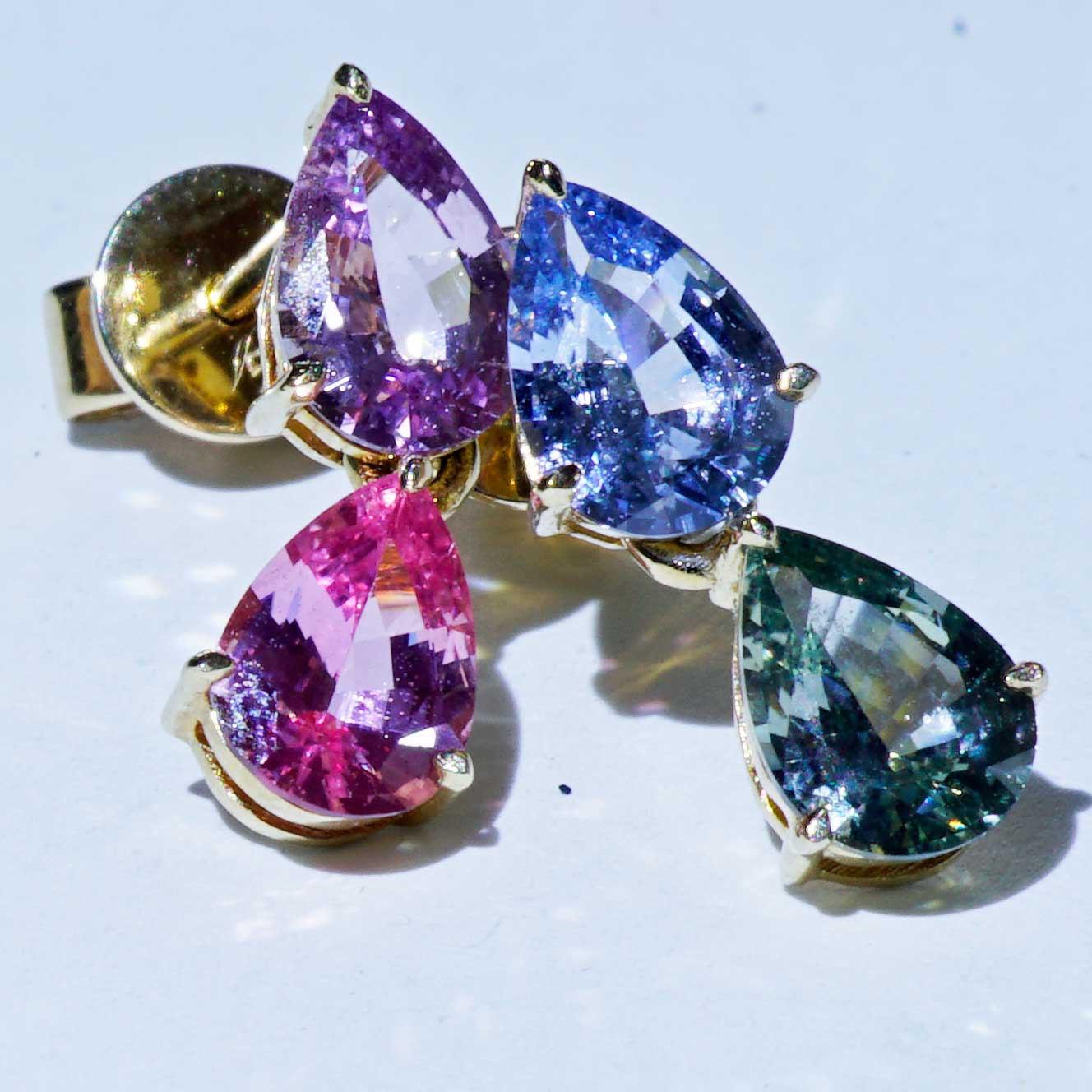 Saphir Ohrstecker mit Hänger 2.14 ct 585er Gelbgold aus der Ilakaka Mine Madagascar Multi  NATURFARBE 