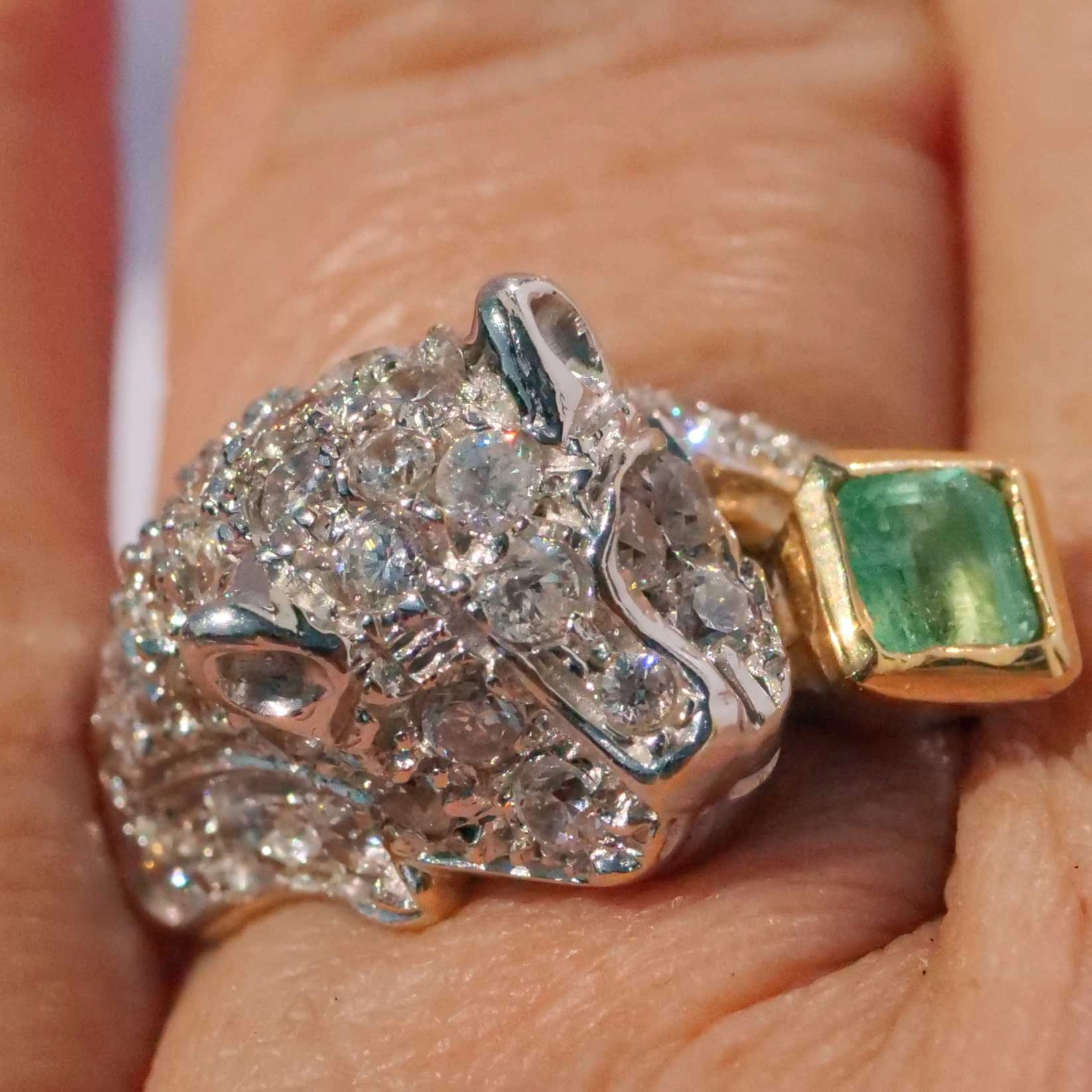 Smaragd Panther Ring 750er Weissgold tolle Smaragdfarbe ca. 0.25 ct plastisch geformt teilvergoldet