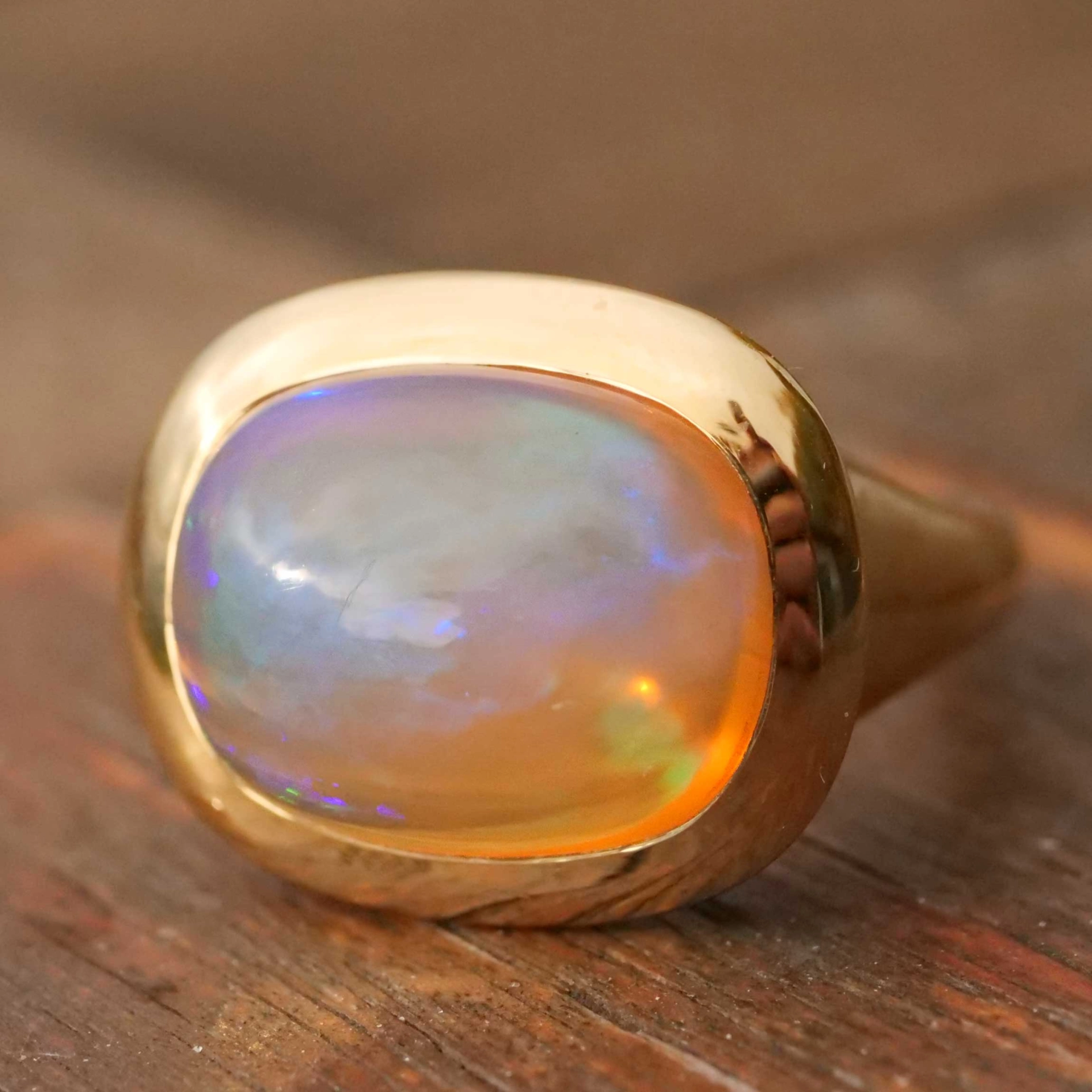 Feueropal Ring 7.44 ct 750er Gelbgold...made in Valenza (Italien)...modernes Design in Kissenform
