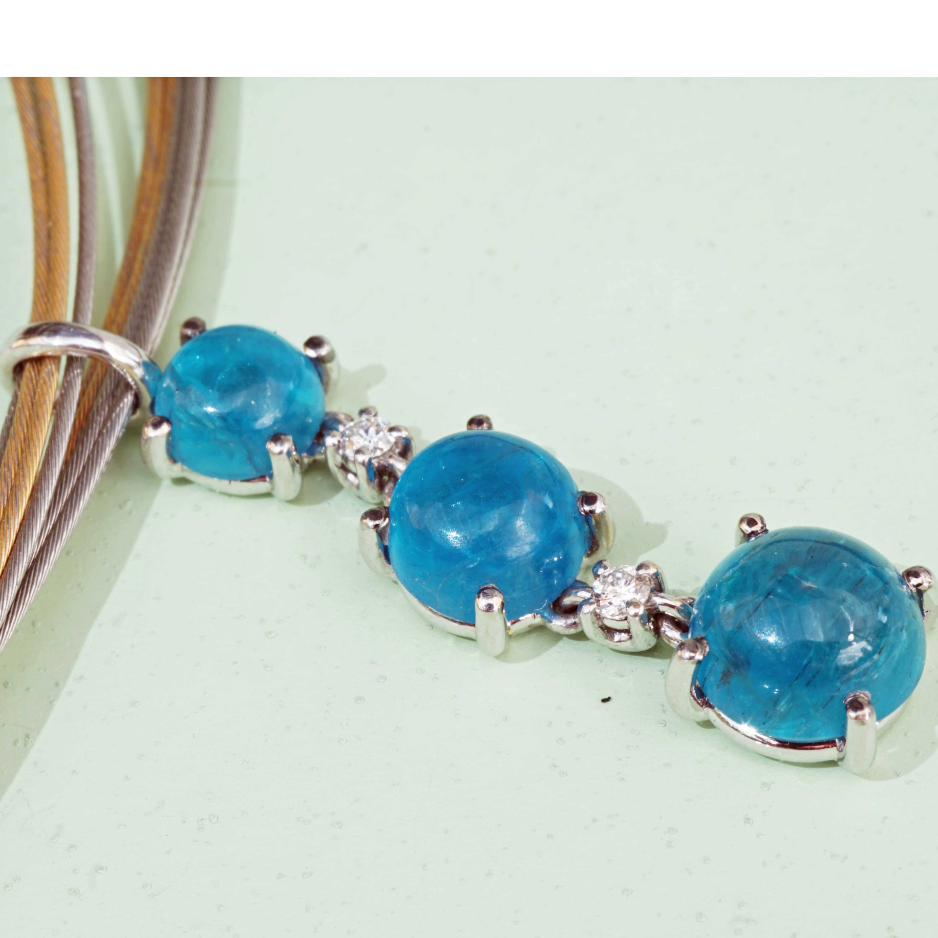 Apatit Brillant Anhänger 750er Weissgold...die Spaß Farbe NEONBLAU total ca. 3.78 ct