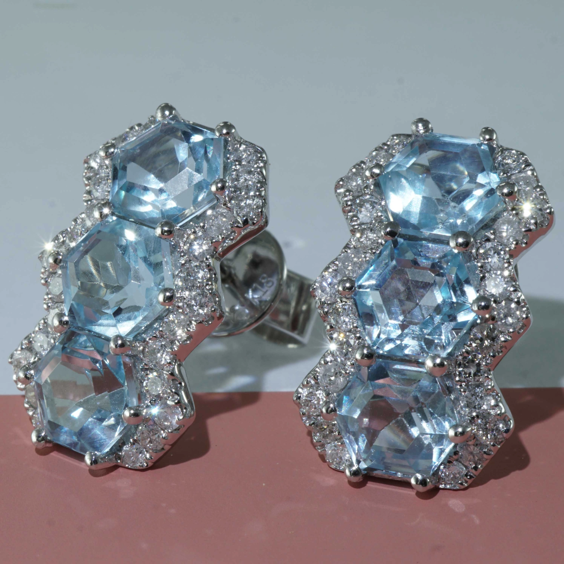 Blautopas Brillant Ohrstecker 750er Weissgold 3.60 ct 0.50 ct im extravaganten hexagonalen Stil